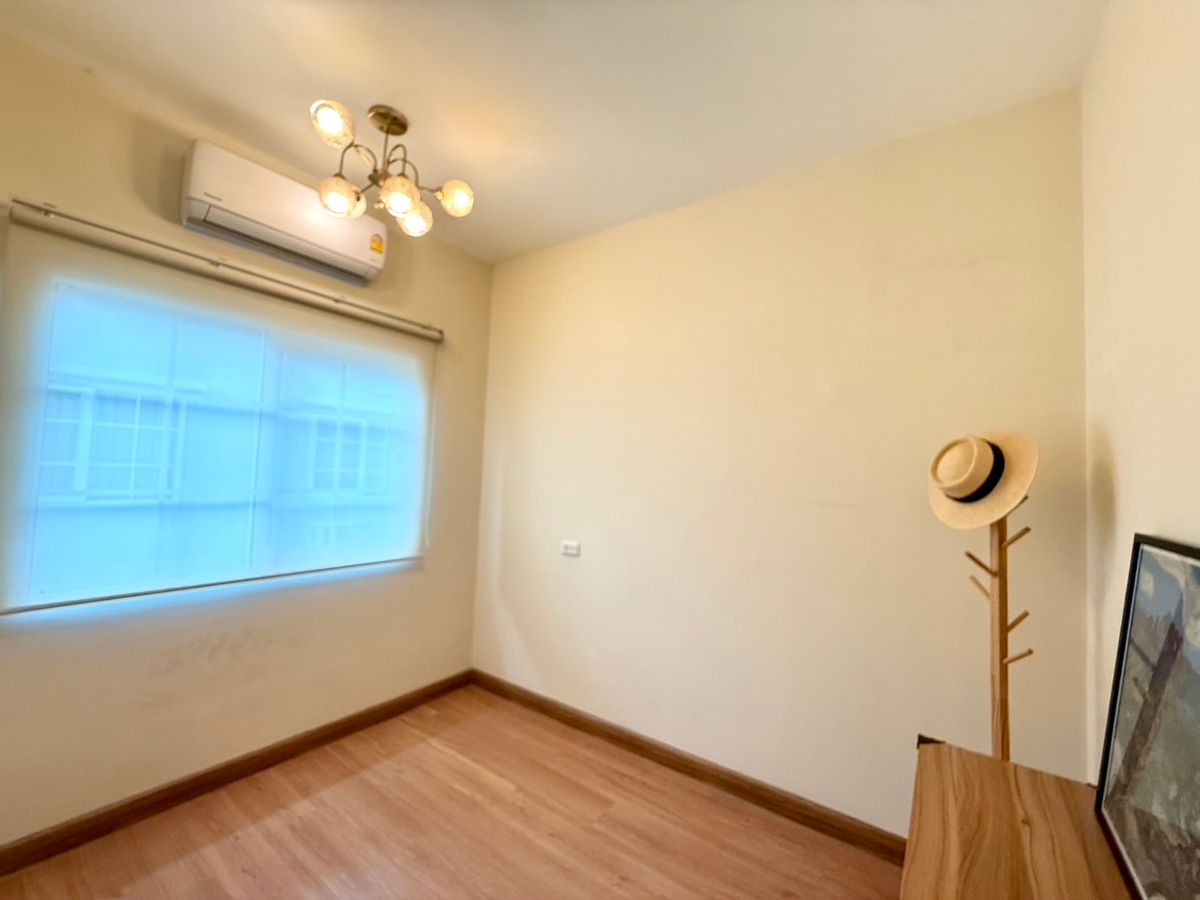 For SaleTownhomeSamut Prakan,Samrong : Urgent sale, townhome, behind the corner of the main road, very beautiful, new house, 4 years, good location near the Bearing BTS station. Sell with complete electric appliances