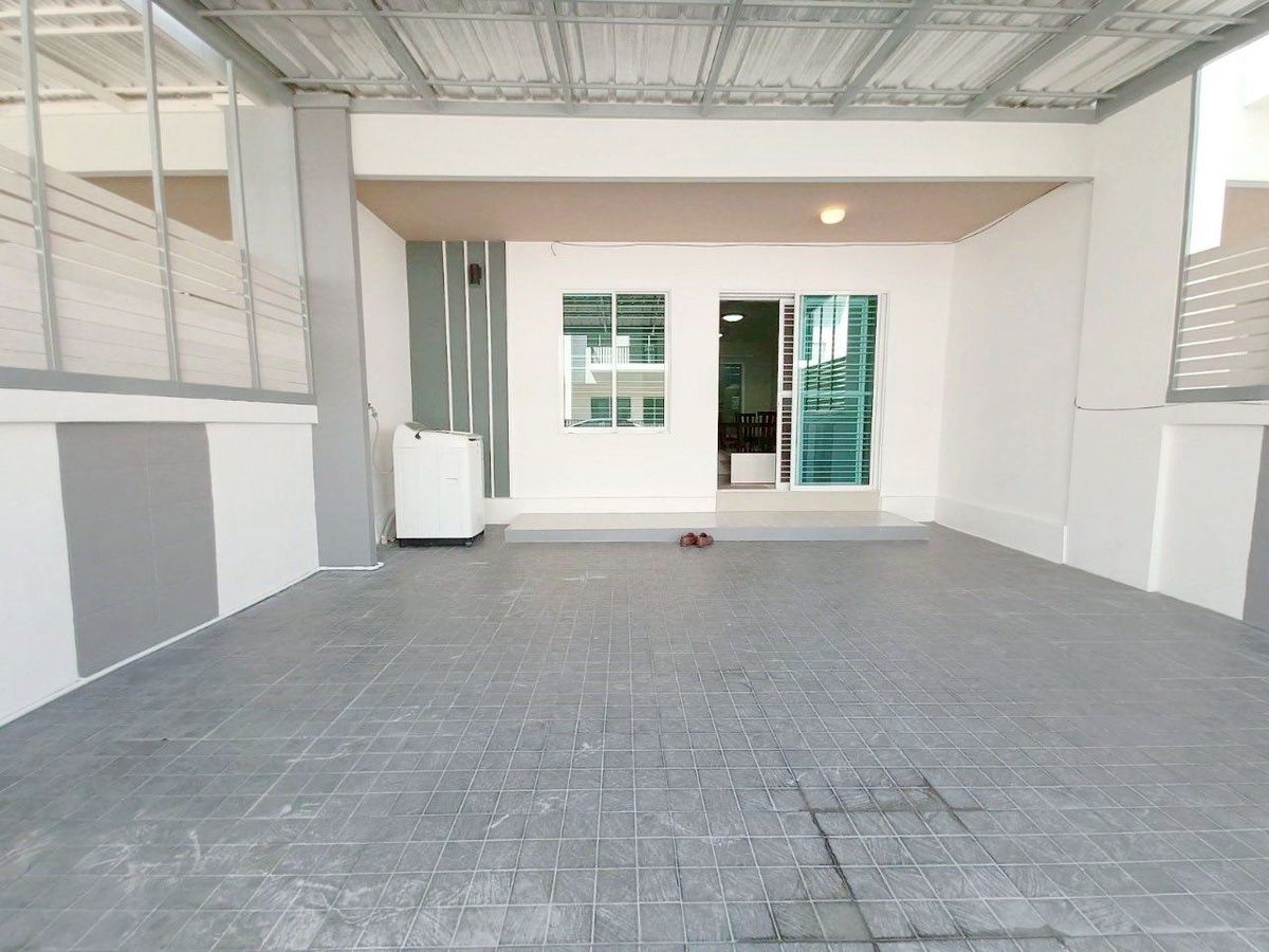 For RentTownhomeChiang Mai : Townhouse in the project Rent 16,000 baht per month. Travel only 5 minutes to Waree School No.15H735.