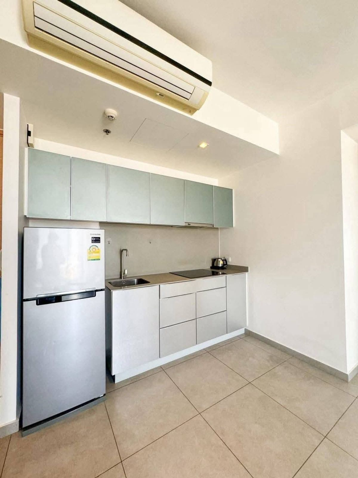 For SaleCondoSukhumvit, Asoke, Thonglor : Price for sale. Urgent for sale. The Lofts Ekkamai. High level 70 sqm. Price 9.9 million. Inquire. Contact: 089-857-8865