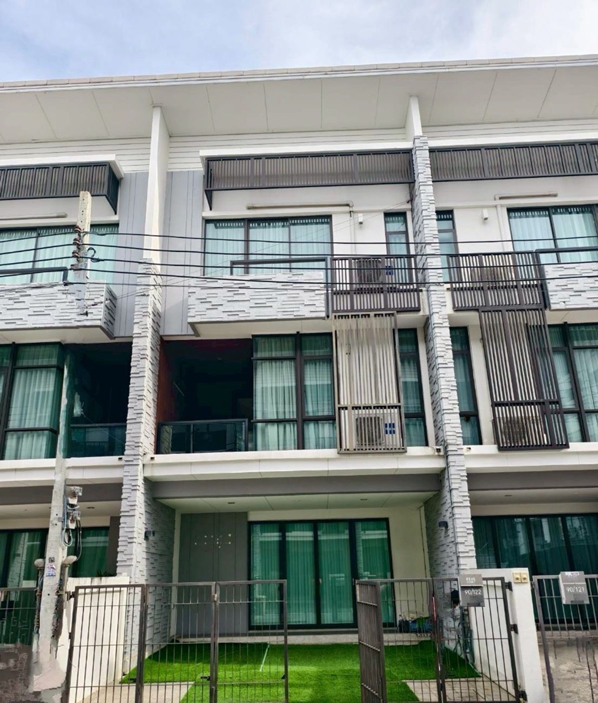 ให้เช่าทาวน์โฮมบางนา แบริ่ง ลาซาล : ทาวน์โฮม 3 ชั้น โครงการ Plex บางนา — พร้อมอยู่! เฟอร์ครบ! เหมาะทำออฟฟิศหรือพักอาศัย
 ติดถนนใหญ่บางนา-ตราด ใกล้เมกะบางนา เดินทางง่าย ใกล้มอเตอร์เวย์และสนามบิน