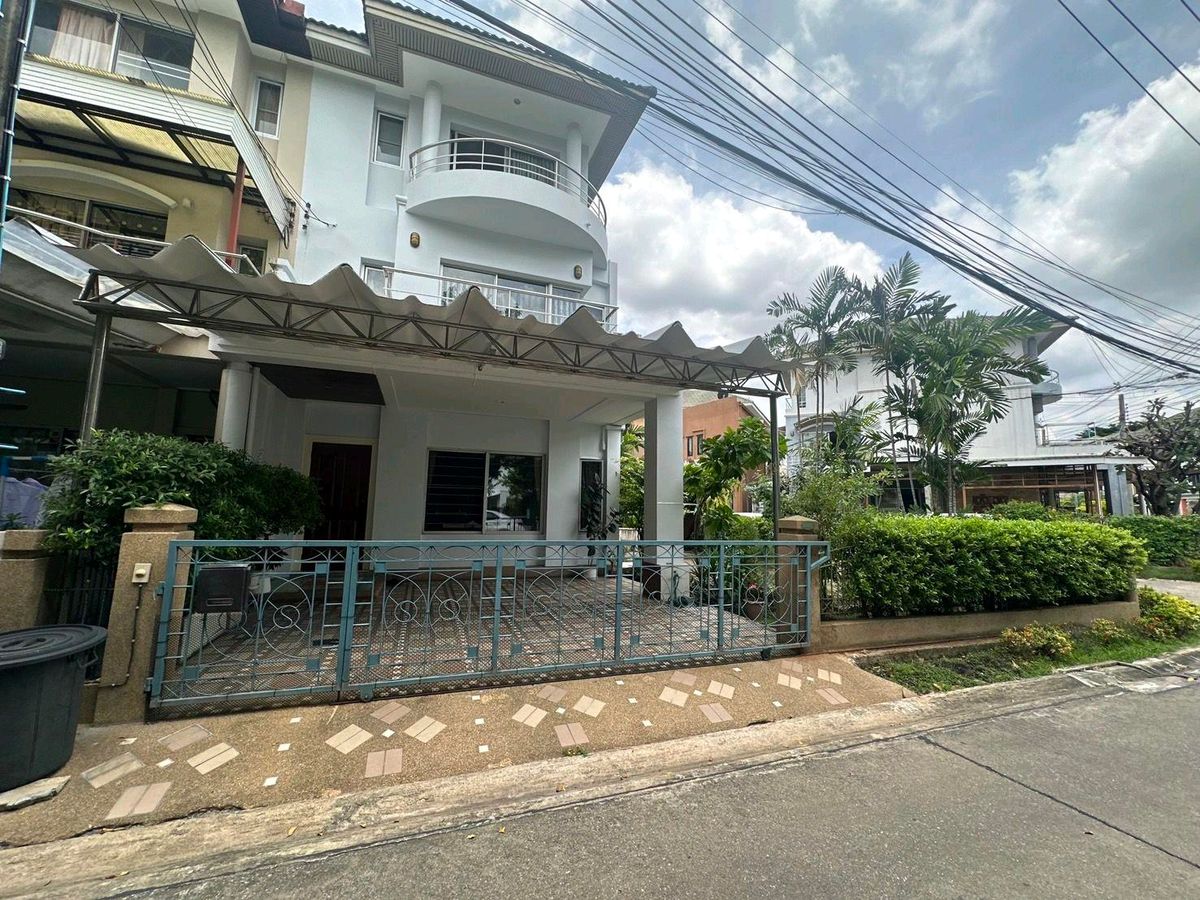 ให้เช่าสำนักงานรัชดา ห้วยขวาง : Exclusive Town home for rent:-
-ทาวน์โฮมหมู่บ้านศุภาลัยวิลล์ รัชดา ขนาด3ชั้น 
พื้นที่ 47ตารางวา พร้อม Club house ที่สวยงาม
(หลัง หัวมุม)มีสวนส่วนตัว  
-พื้นที่ ใช้สอย 250 ตารางเมตร
-3ห้องนอน 3ห้องน้ำ  จอดรถรอบบ้านได้ 4 คัน
-เหมาะสำหรับอยู่อาศัยหรือทำเป็นโ