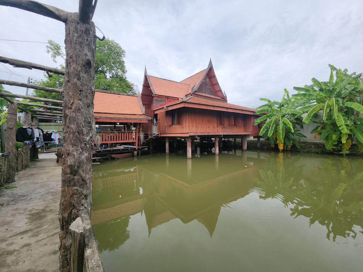 ขายบ้านนนทบุรี บางใหญ่ บางบัวทอง : บ้านทรงไทยแท้ บนบ่อน้ำส่วนตัว ใจกลางบางกรวย นนทบุรี (ซอยหมู่บ้านธนากร 2) ที่ดินแปลงเดียวในย่านนี้…ที่คุณได้ทั้งเรือนไทย + บ่อน้ำส่วนตัว พร้อมใช้งาน  ขนาด 167.4 ตารางวา ในซอยสงบ ใกล้ทางด่วน ใกล้รถไฟฟ้า  ราคานี้หาไม่ได้อีกแล้ว
