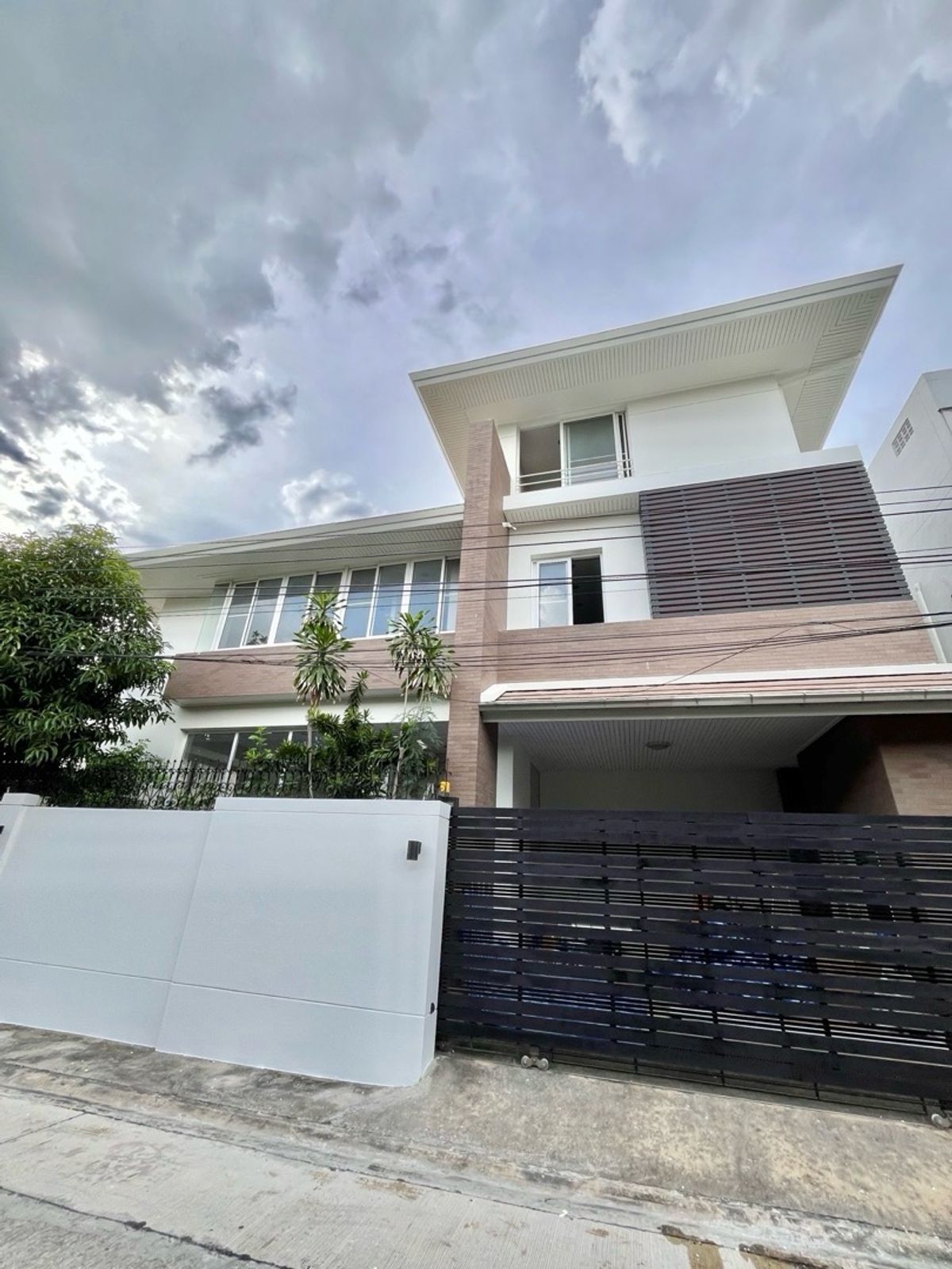 ให้เช่าบ้านรัชดา ห้วยขวาง : 📢👇 บ้านเดี่ยว 3 ชั้น พร้อมระเบียงขนาดใหญ่และวิวสวย ตั้งอยู่ในย่านรัชดานิเวศน์ 16 ใกล้เซ็นทรัล พระราม 9, The Street, โรงเรียนนานาชาติ KIS, KPIS และ Regent’s, ทางด่วนพระราม 9 และทางด่วนรามอินทรา–อาจณรงค์, MRT ห้วยขวาง
