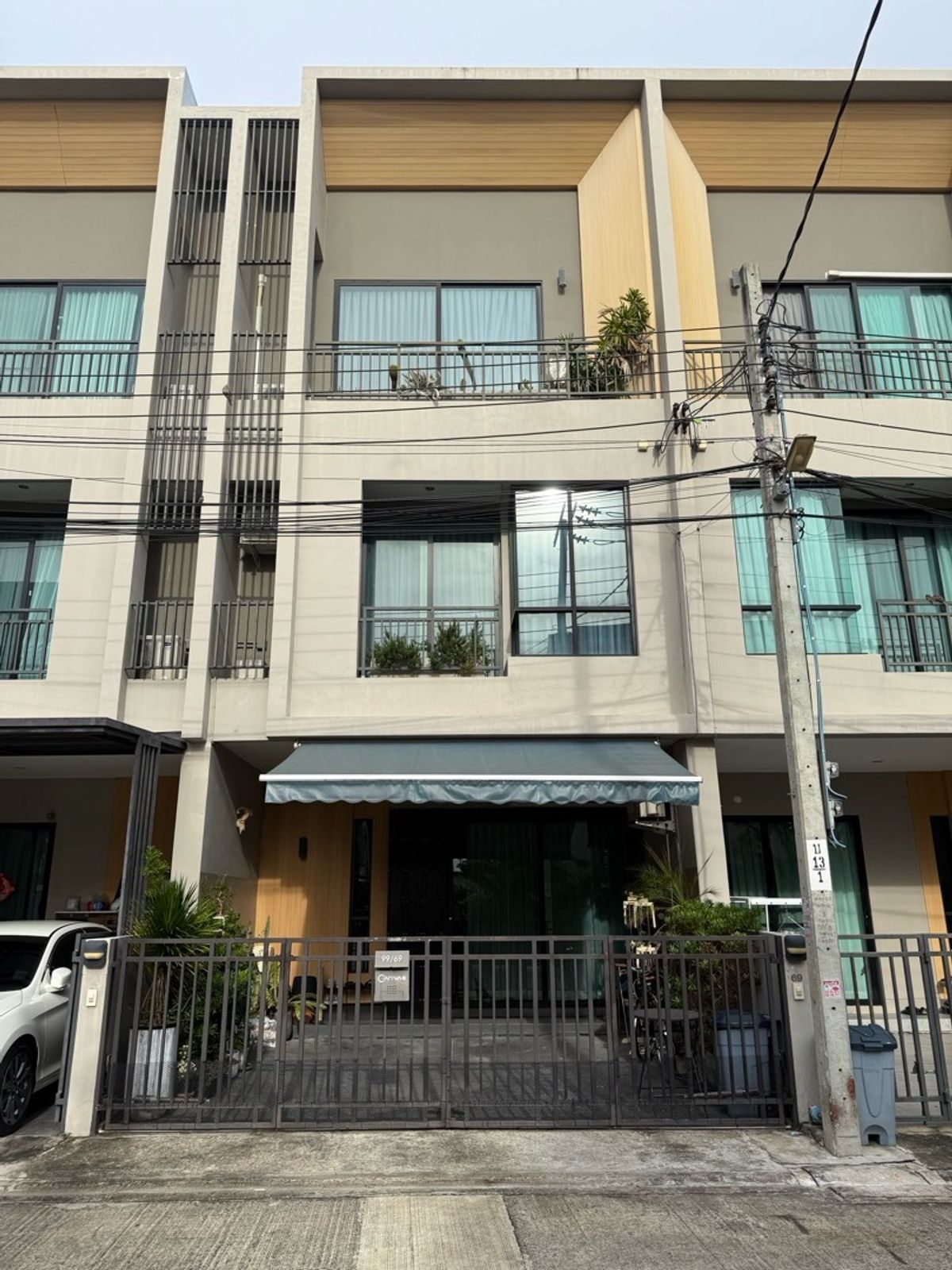 For SaleTownhomeSamut Prakan,Samrong : 3 -story townhome, complete, sold with fir Rare location near 2 train lines