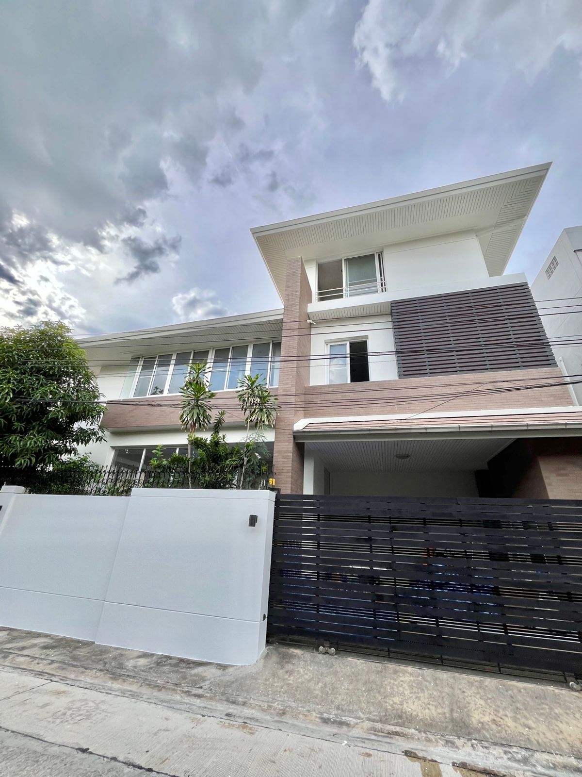 For RentHouseRatchadapisek, Huaikwang, Suttisan : ✨ Rent a 3 -story luxury single house with a beautiful large balcony, Ratchada Niwet area 16, near MRT Huai Khwang ✨