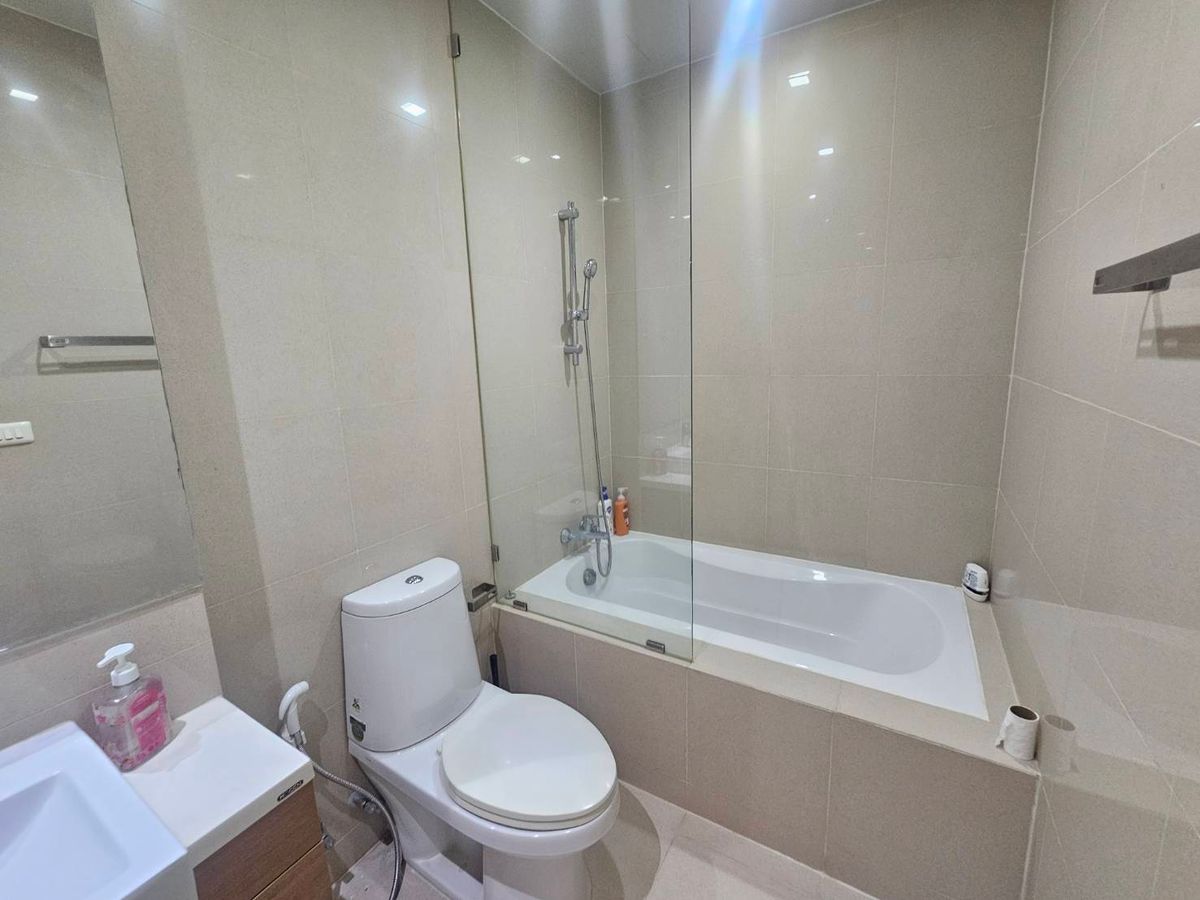 For RentCondoSukhumvit, Asoke, Thonglor : Beautiful room, just renovated, 2 bedrooms, 2 bathrooms, Noble Refine