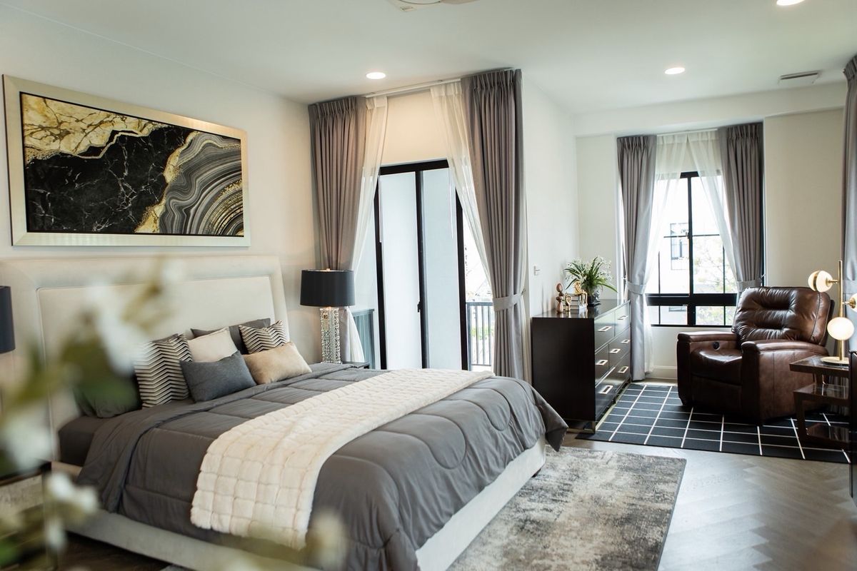 For RentHousePattanakan, Srinakarin : 📢👇Single house at Rama 9–Krungthepkreetha with high-speed internet. Conveniently located near The Nine Center Rama 9, Market Place Krungthep Kreetha, and leading hospitals including Samitivej, Sirindhorn, Ramkhamhaeng, and Vejthani.