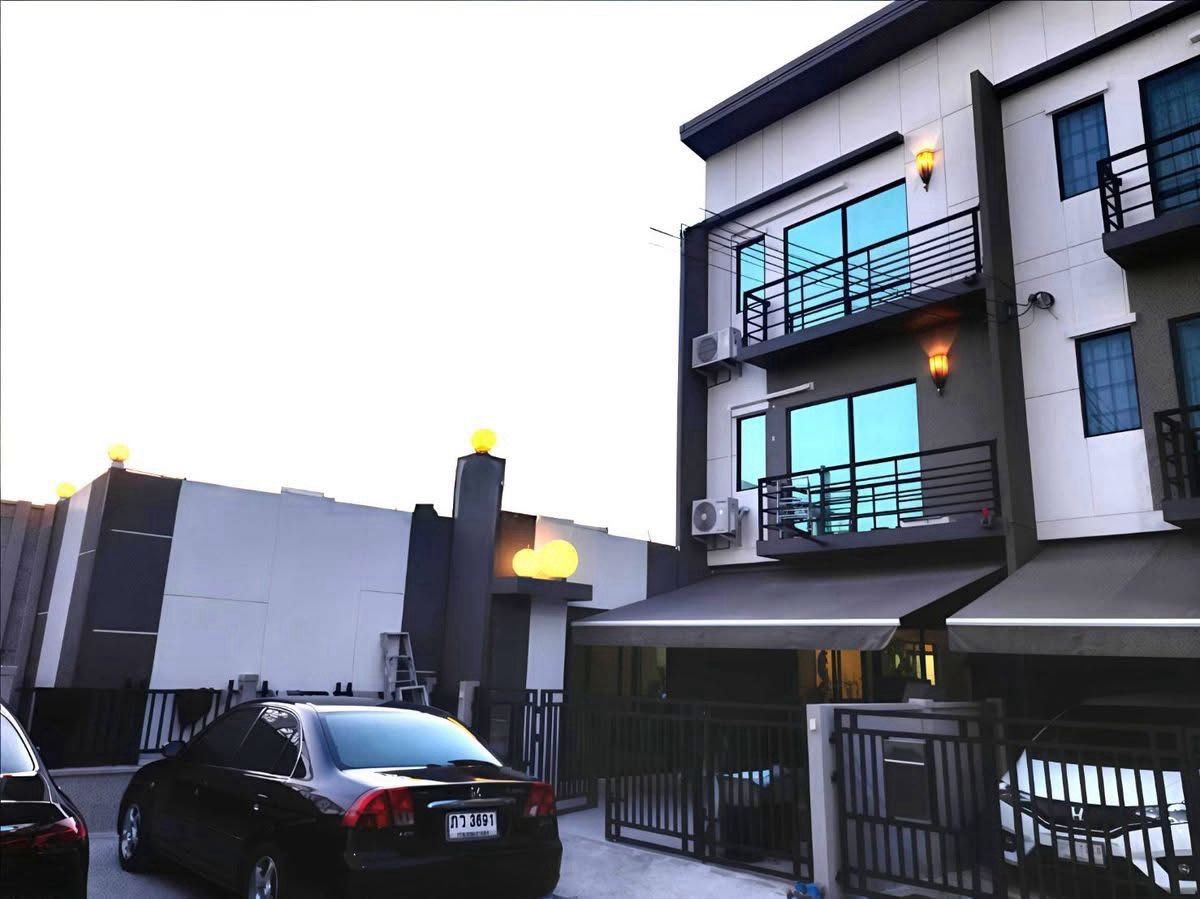For RentTownhomeKasetsart, Ratchayothin : Rent a townhome.