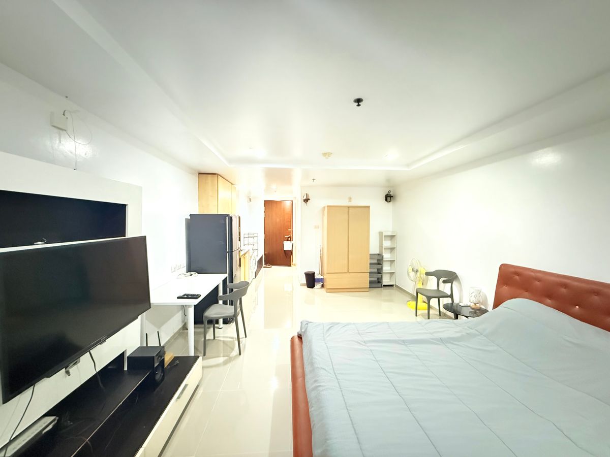 For RentCondoNana, North Nana,Sukhumvit13, Soi Nana : BTS/MRT Asoke, BTS NANA 400 m. Condo for Rent, Fully Furnished, 36SQM., Floor 10th Condo near the train and rent.