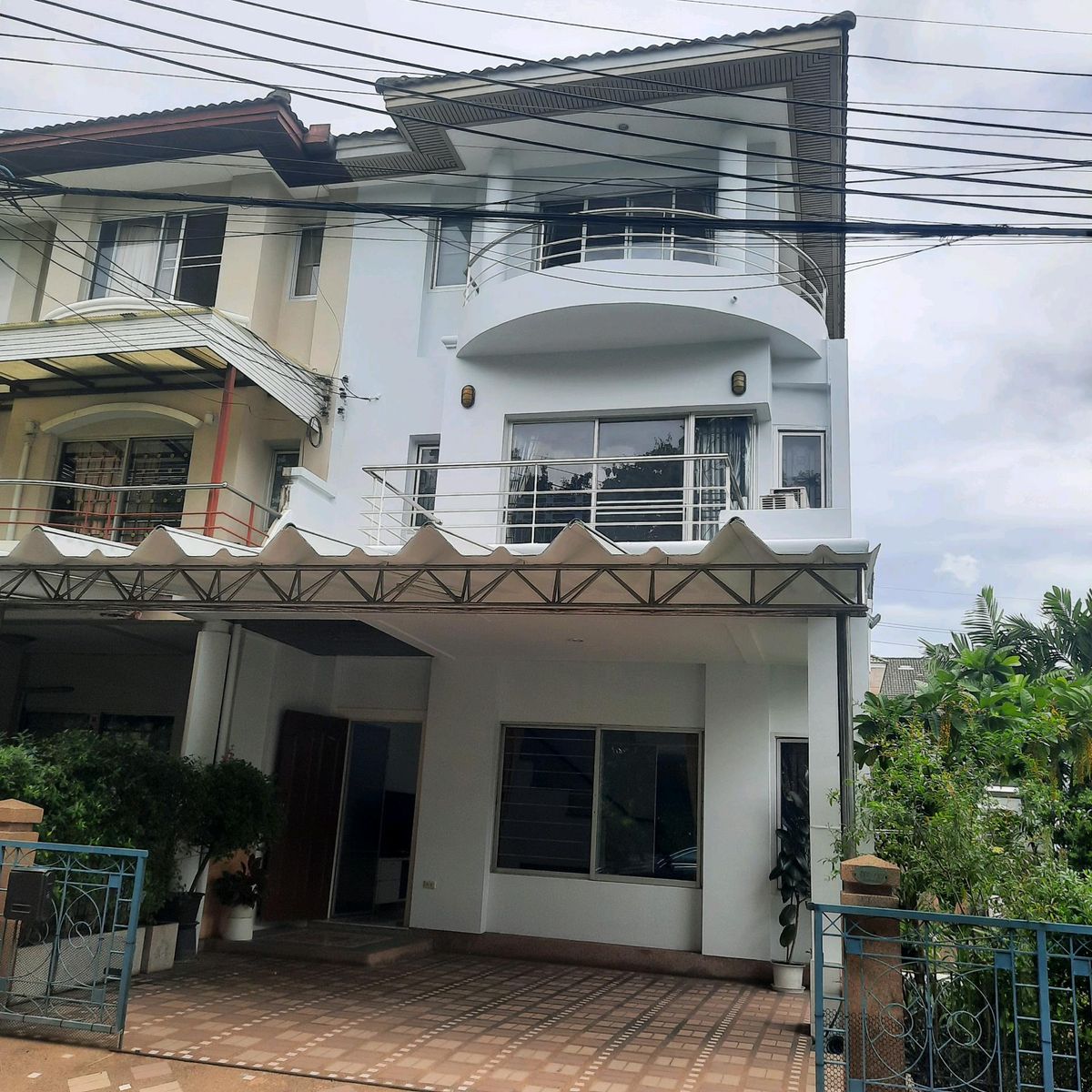 ให้เช่าทาวน์โฮมรัชดา ห้วยขวาง : ถ.รัชดาภิเษก32
ให้เช่าทาวน์โฮม 3ชั้น
หมู่บ้านศุภาลัยวิลล์  
เนื้อที่ 47ตารางวา พร้อม Club house ที่สวยงาม(หลัง หัวมุม) มีสวนส่วนตัว  -พื้นที่ ใช้สอย 250 ตารางเมตร-3นอน 3 น้ำ 4แอร์พร้อมเฟอร์ จอดรถรอบบ้านได้ 4 คัน-เหมาะสำหรับอยู่อาศัยหรือทำเป็นโ
 
