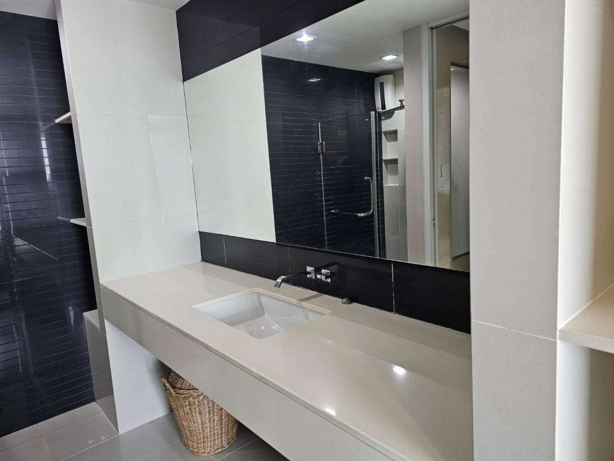 ให้เช่าคอนโดรัชดา ห้วยขวาง : 03/04/2026, คอนโด 1 ห้องนอน ติด MRT ห้วยขวาง ราคาพิเศษ 5 ล้านเท่านั้น! 
พร้อมอยู่ RHYTHM Ratchada-Huaikhwang ขนาด 46 ตร.ม. 0642748883