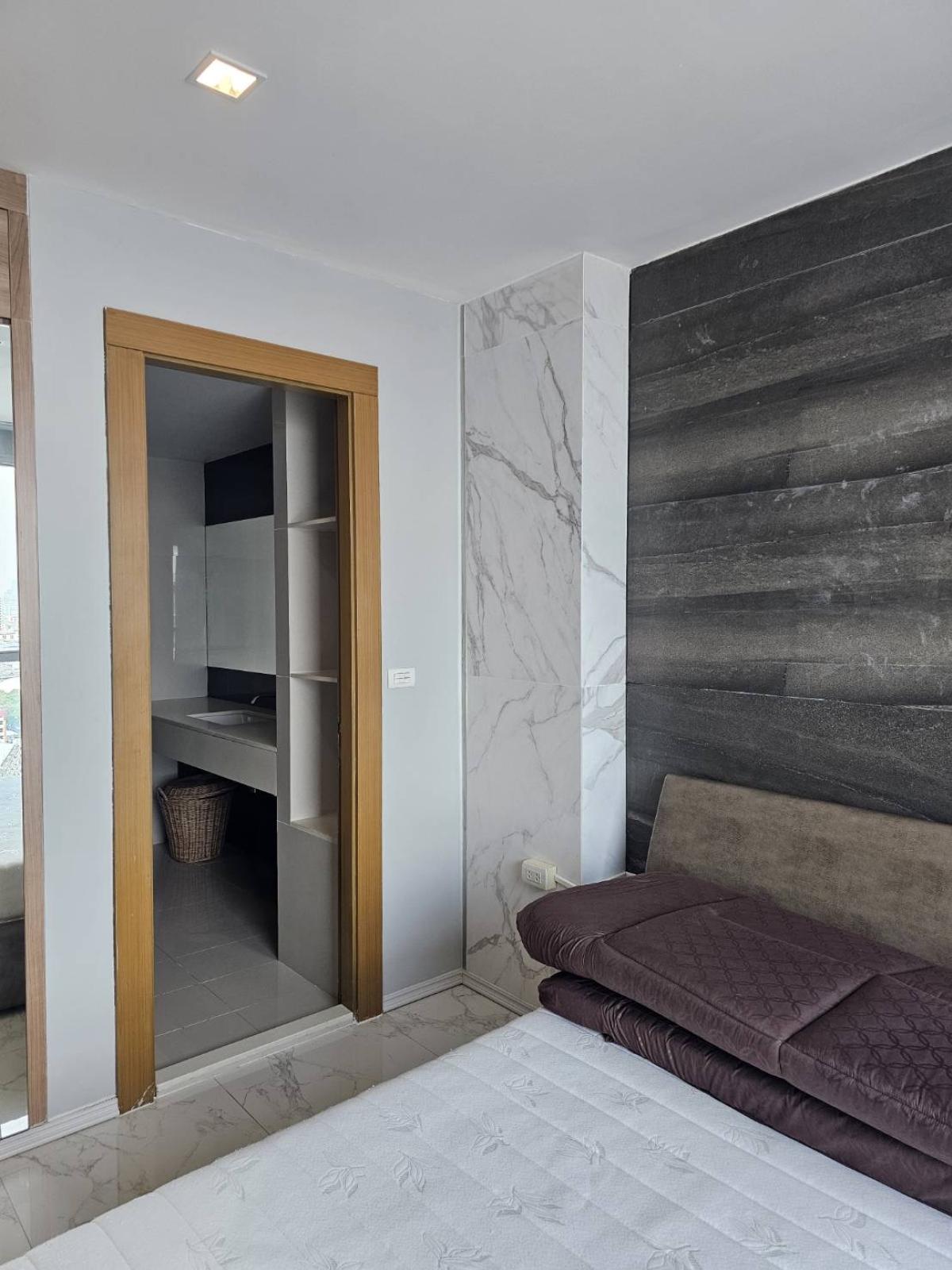 ให้เช่าคอนโดรัชดา ห้วยขวาง : 03/04/2026, คอนโด 1 ห้องนอน ติด MRT ห้วยขวาง ราคาพิเศษ 5 ล้านเท่านั้น! 
พร้อมอยู่ RHYTHM Ratchada-Huaikhwang ขนาด 46 ตร.ม. 0642748883