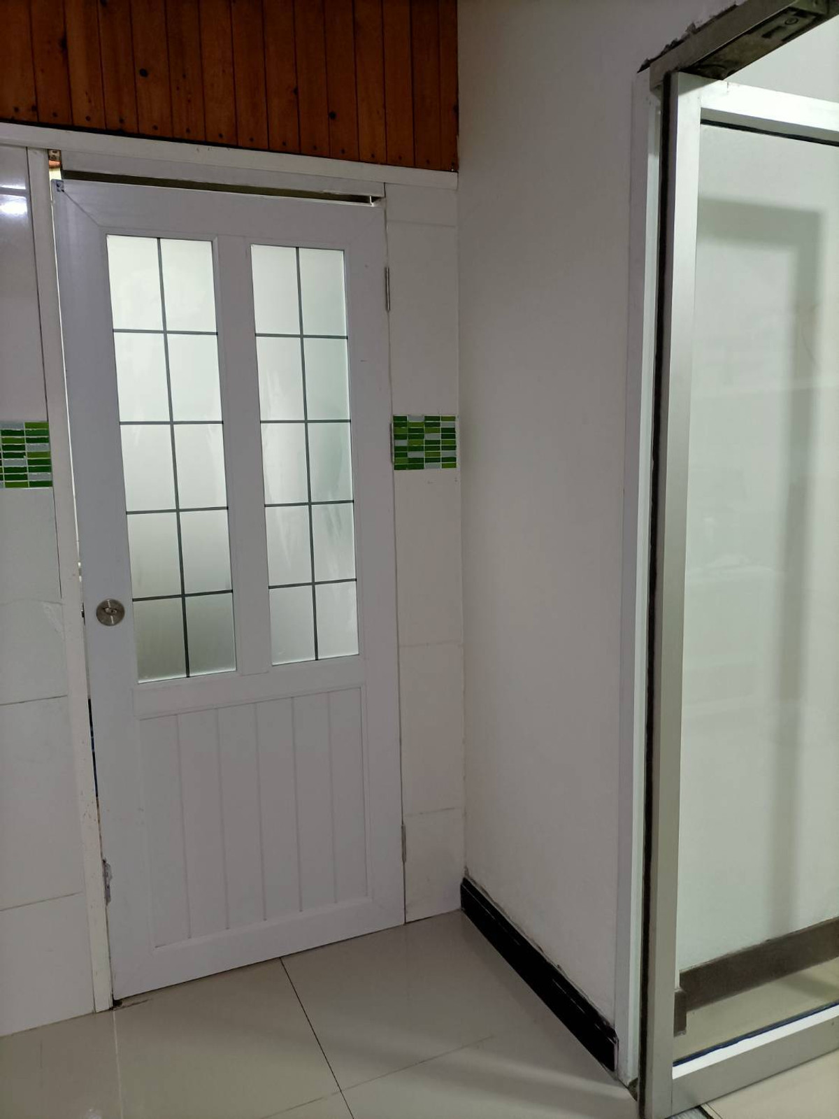 For RentHouseNonthaburi, Bang Yai, Bangbuathong : Corner townhome, 4 bedrooms, 2 bathrooms, kitchen. Located on Soi Wat Lad Pladuk, 5 minutes from Kanchanaphisek Road.