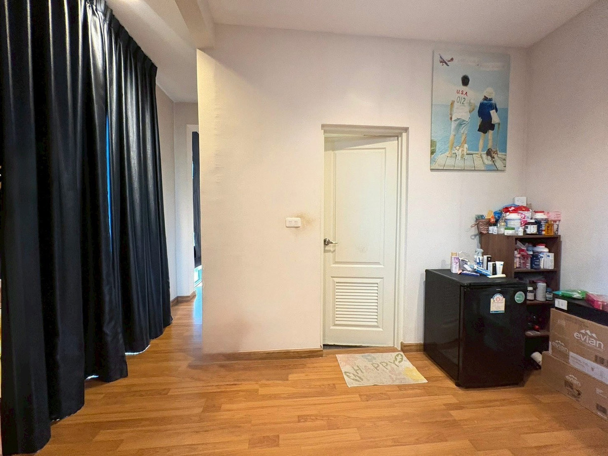 For RentHousePathum Thani,Rangsit, Thammasat : house with 4 bedrooms and 5 bathrooms, near Future Park Rangsit and Pathum Thani city center, located on Highway 345. Fully furnished and ready to move in.