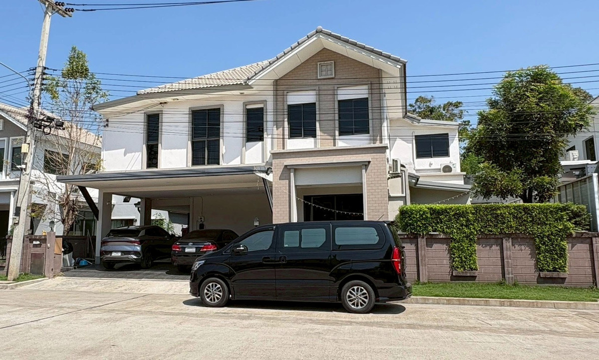 For RentHousePathum Thani,Rangsit, Thammasat : house with 4 bedrooms and 5 bathrooms, near Future Park Rangsit and Pathum Thani city center, located on Highway 345. Fully furnished and ready to move in.