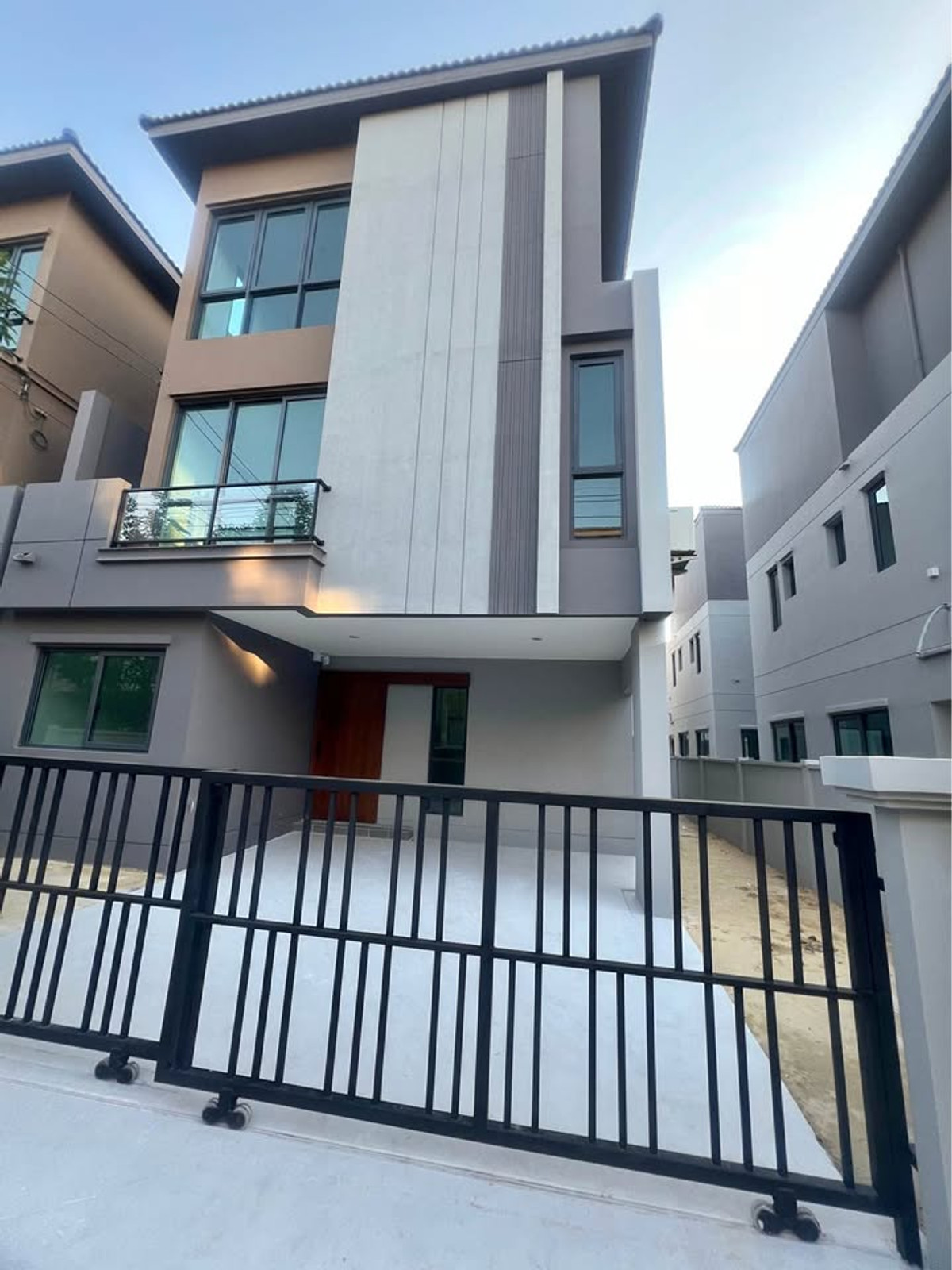 ให้เช่าบ้านวิภาวดี ดอนเมือง หลักสี่ : บ้าน โมเดิร์น 4ห้องนอน 3ชั้น ติดสวนสุขภาพ ทอ.เฉลิมพระเกียรติ ใกล้สนามบิน