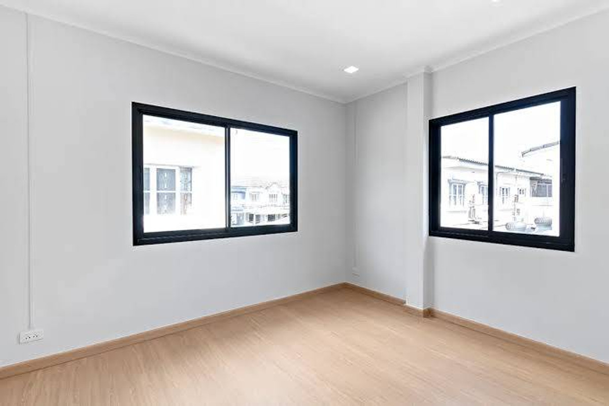 For RentHouseNonthaburi, Bang Yai, Bangbuathong : Corner townhome, 4 bedrooms, 2 bathrooms, kitchen. Located on Soi Wat Lad Pladuk, 5 minutes from Kanchanaphisek Road.