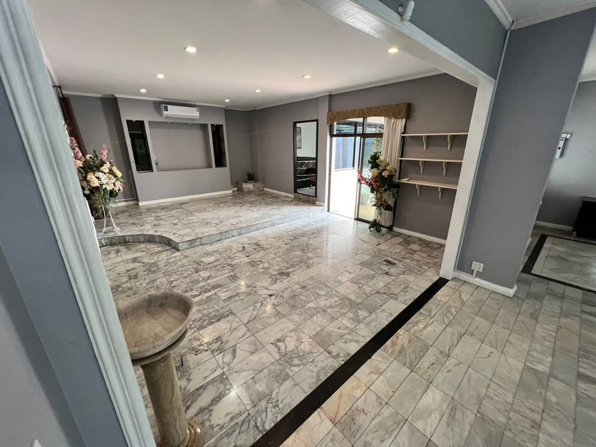 ให้เช่าบ้านแจ้งวัฒนะ เมืองทอง : จะเตรียม ให้สวยงาม เรียบร้อย ก่อนเข้าอยู่ 100% บ้านเดี่ยว ตกแต่งด้วยหินอ่อน 4ห้องนอน ในเมืองทองธานี