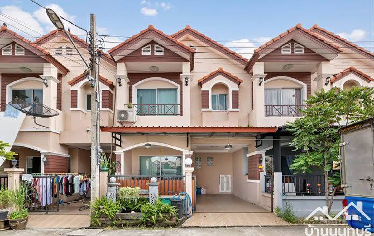 For RentHouseNonthaburi, Bang Yai, Bangbuathong : Corner townhome, 4 bedrooms, 2 bathrooms, kitchen. Located on Soi Wat Lad Pladuk, 5 minutes from Kanchanaphisek Road.