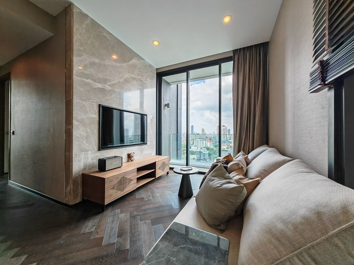 For RentCondoSukhumvit, Asoke, Thonglor : Luxury condo at The Esse Sukhumvit 36, convenient to travel near the BTS Skytrain, have a beautiful decorative room-Furniture furniture. Ready to stay immediately !!