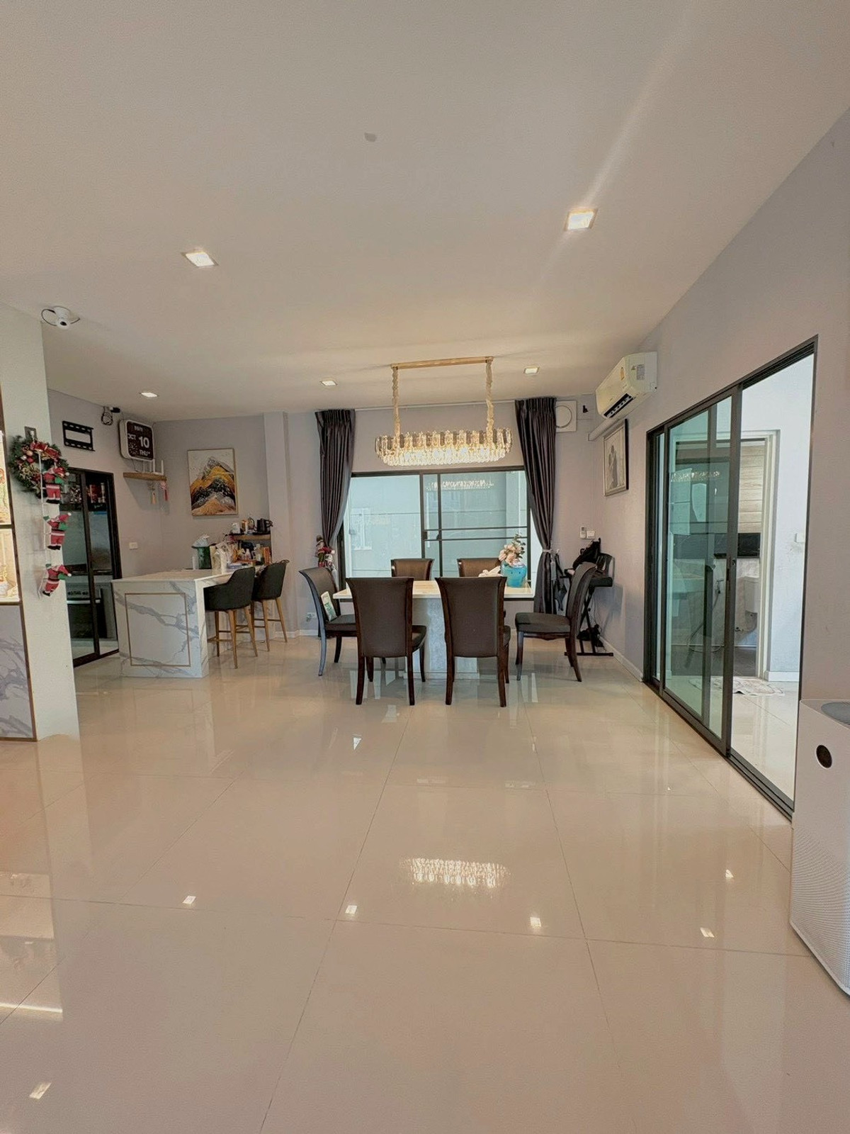 For RentHousePathum Thani,Rangsit, Thammasat : house with 4 bedrooms and 5 bathrooms, near Future Park Rangsit and Pathum Thani city center, located on Highway 345. Fully furnished and ready to move in.