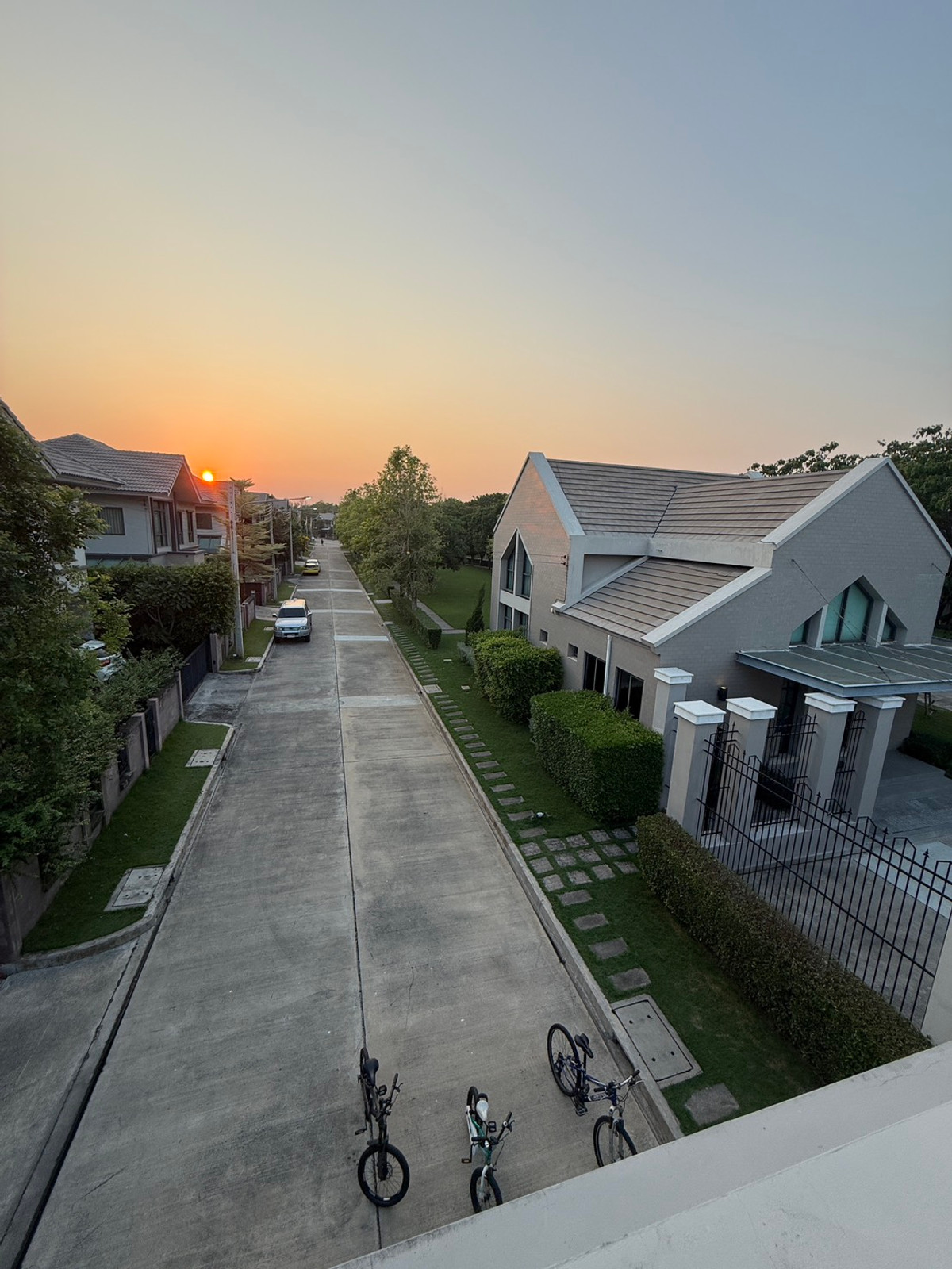 For RentHousePathum Thani,Rangsit, Thammasat : house with 4 bedrooms and 5 bathrooms, near Future Park Rangsit and Pathum Thani city center, located on Highway 345. Fully furnished and ready to move in.