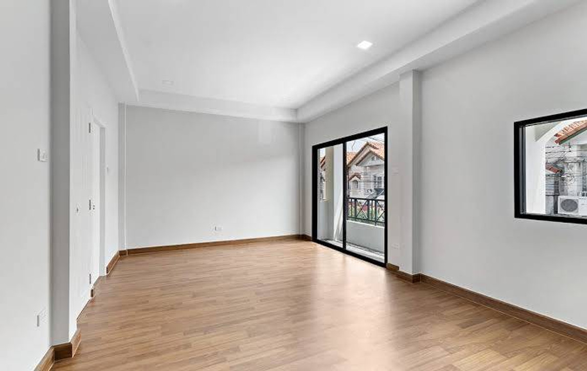 For RentHouseNonthaburi, Bang Yai, Bangbuathong : Corner townhome, 4 bedrooms, 2 bathrooms, kitchen. Located on Soi Wat Lad Pladuk, 5 minutes from Kanchanaphisek Road.