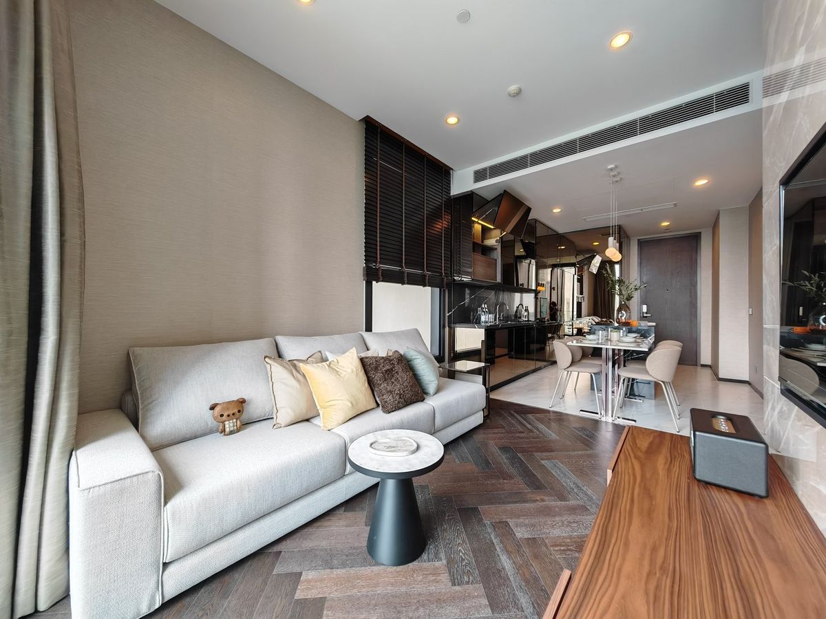 For RentCondoSukhumvit, Asoke, Thonglor : Luxury condo at The Esse Sukhumvit 36, convenient to travel near the BTS Skytrain, have a beautiful decorative room-Furniture furniture. Ready to stay immediately !!