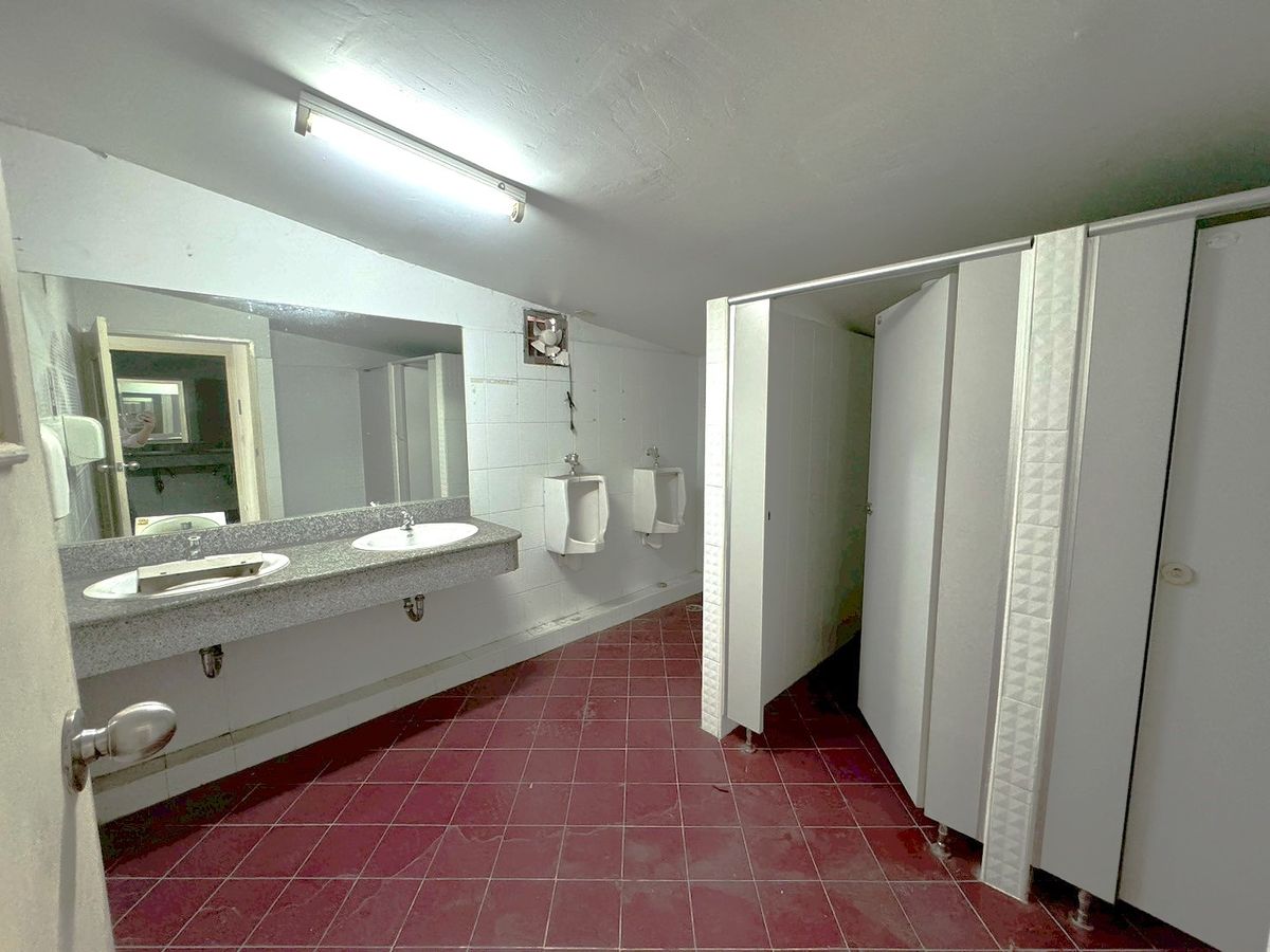 ให้เช่าร้านค้า/ตลาดนัดพระราม 9 เพชรบุรีตัดใหม่ RCA : พื้นที่ร้านค้าริมถนนพระราม 9 เหมาะทำธุรกิจทุกประเภท ** NO CO-AGENT **