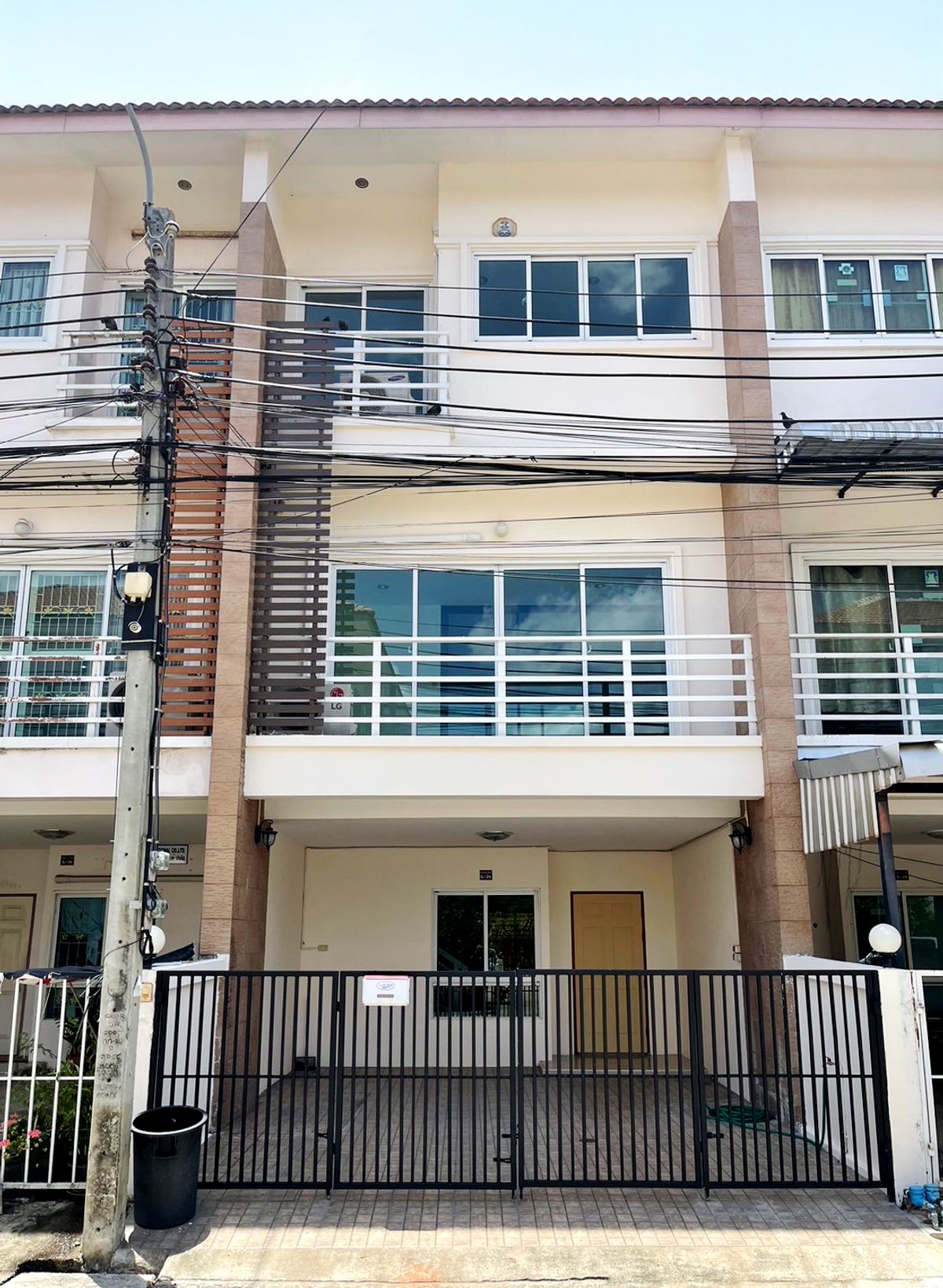 ให้เช่าทาวน์โฮมวิภาวดี ดอนเมือง หลักสี่ : บ้านทาวน์โฮม 3ชั้น 3ห้องนอน 4ห้องน้ำ จดบริษัทได้ ซอยพหลโยธิน 73 ใกล้สนามบิน