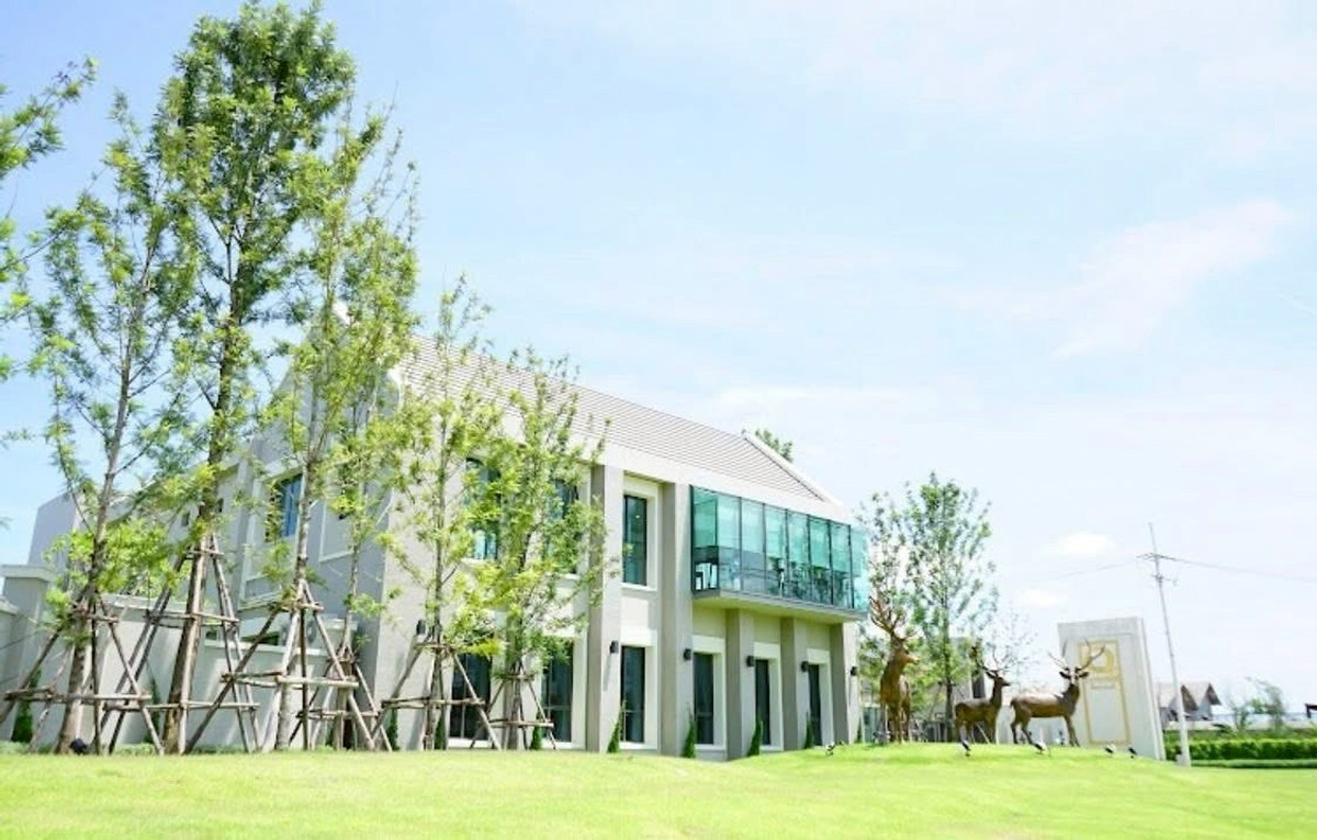 For RentHousePathum Thani,Rangsit, Thammasat : house with 4 bedrooms and 5 bathrooms, near Future Park Rangsit and Pathum Thani city center, located on Highway 345. Fully furnished and ready to move in.