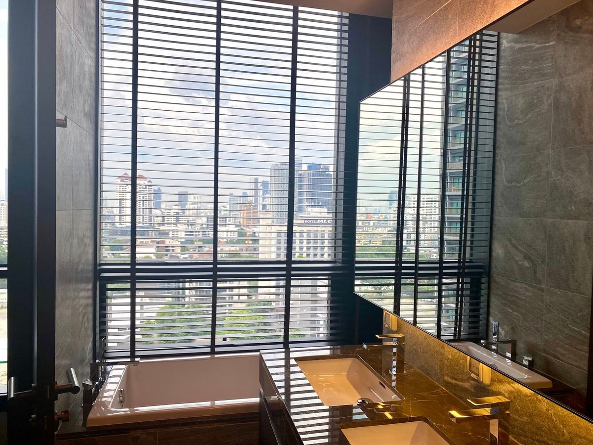 For RentCondoSukhumvit, Asoke, Thonglor : Luxury condo at The Esse Sukhumvit 36, convenient to travel near the BTS Skytrain, have a beautiful decorative room-Furniture furniture. Ready to stay immediately !!