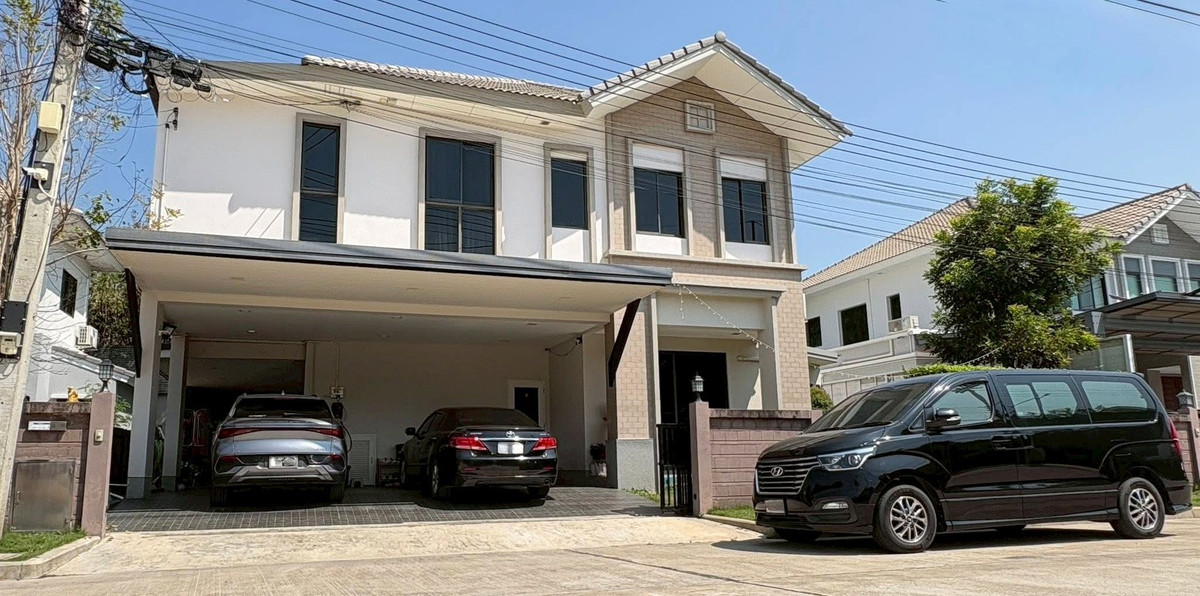 For RentHousePathum Thani,Rangsit, Thammasat : house with 4 bedrooms and 5 bathrooms, near Future Park Rangsit and Pathum Thani city center, located on Highway 345. Fully furnished and ready to move in.