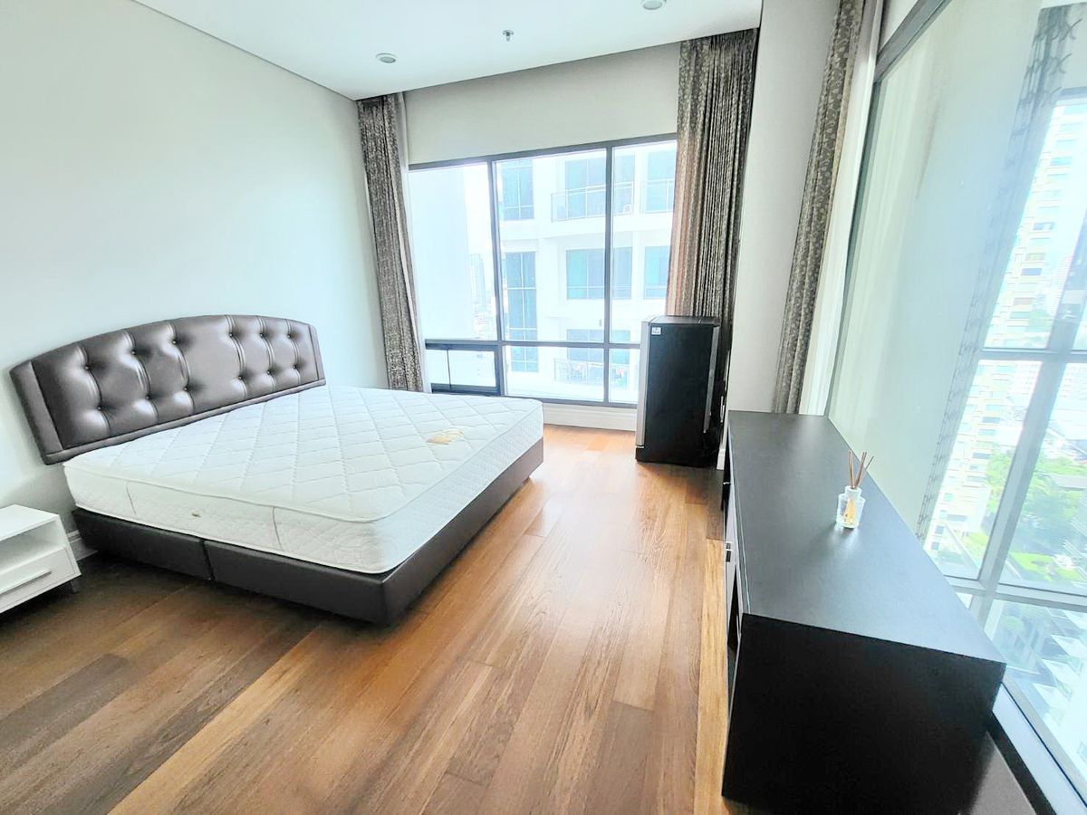 ให้เช่าคอนโดสุขุมวิท อโศก ทองหล่อ : Bright Sukhumvit 24 - 3 bedrooms ready to stay