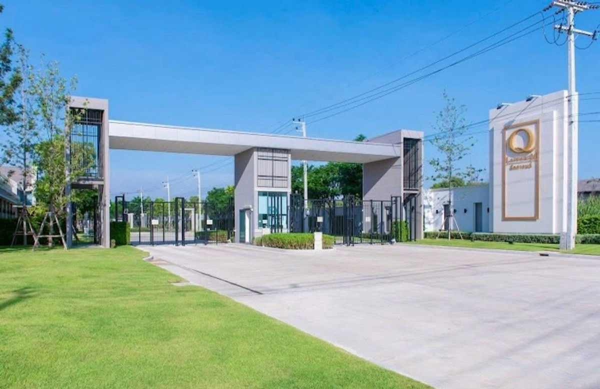 For RentHousePathum Thani,Rangsit, Thammasat : house with 4 bedrooms and 5 bathrooms, near Future Park Rangsit and Pathum Thani city center, located on Highway 345. Fully furnished and ready to move in.