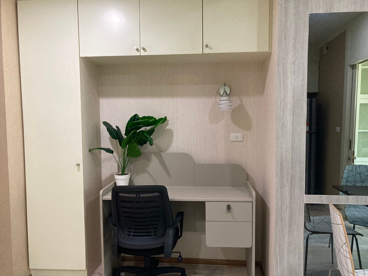 For RentCondoSukhumvit, Asoke, Thonglor : Direct Skywalk to BTS! 1-BR with Working Desk @Noble Remix. 23rd Floor, Closed Kitchen.