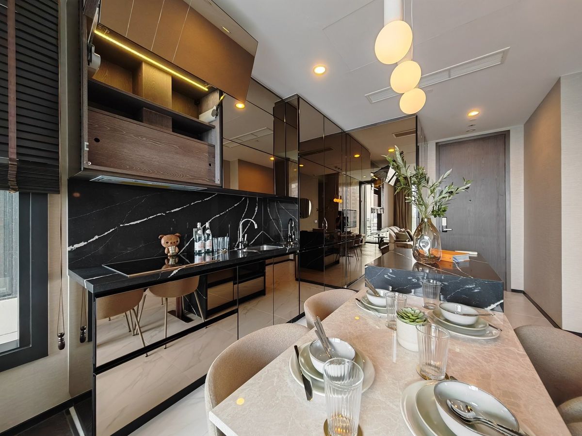 For RentCondoSukhumvit, Asoke, Thonglor : Luxury condo at The Esse Sukhumvit 36, convenient to travel near the BTS Skytrain, have a beautiful decorative room-Furniture furniture. Ready to stay immediately !!