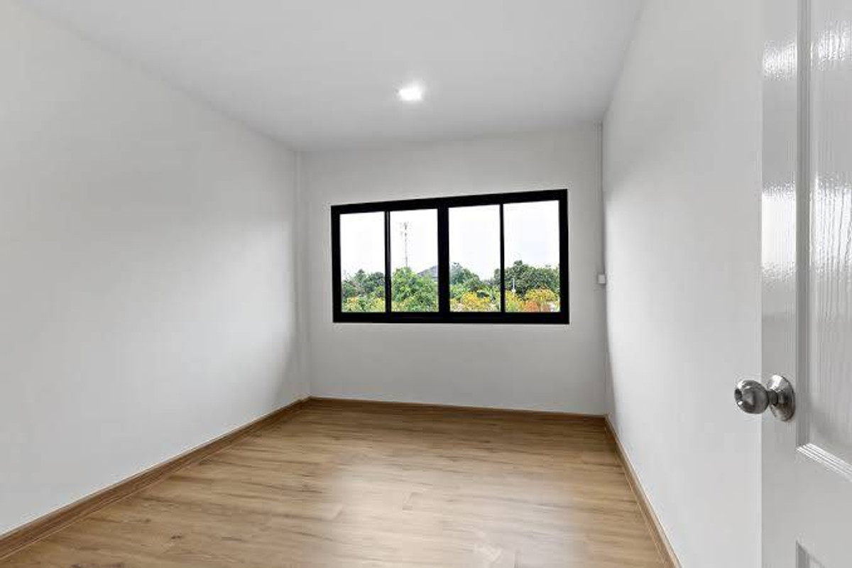 For RentHouseNonthaburi, Bang Yai, Bangbuathong : Corner townhome, 4 bedrooms, 2 bathrooms, kitchen. Located on Soi Wat Lad Pladuk, 5 minutes from Kanchanaphisek Road.