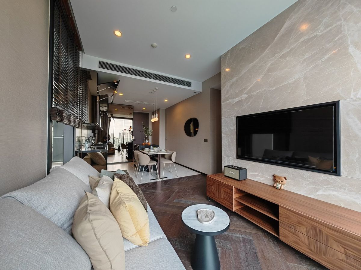 For RentCondoSukhumvit, Asoke, Thonglor : Luxury condo at The Esse Sukhumvit 36, convenient to travel near the BTS Skytrain, have a beautiful decorative room-Furniture furniture. Ready to stay immediately !!