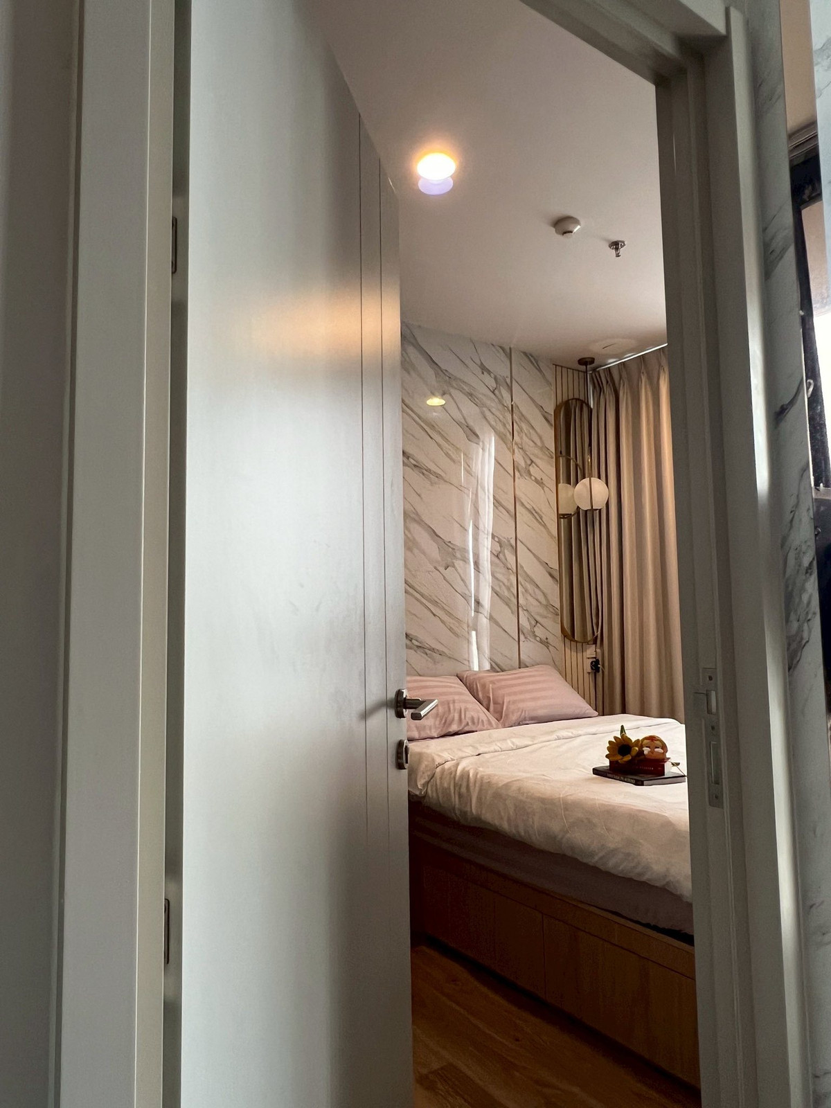 For RentCondoSukhumvit, Asoke, Thonglor : Condo OKA HAUS Sukhumvit 36 Convenient transportation, near BTS, have a beautiful furniture furniture. Ready to stay immediately !!
