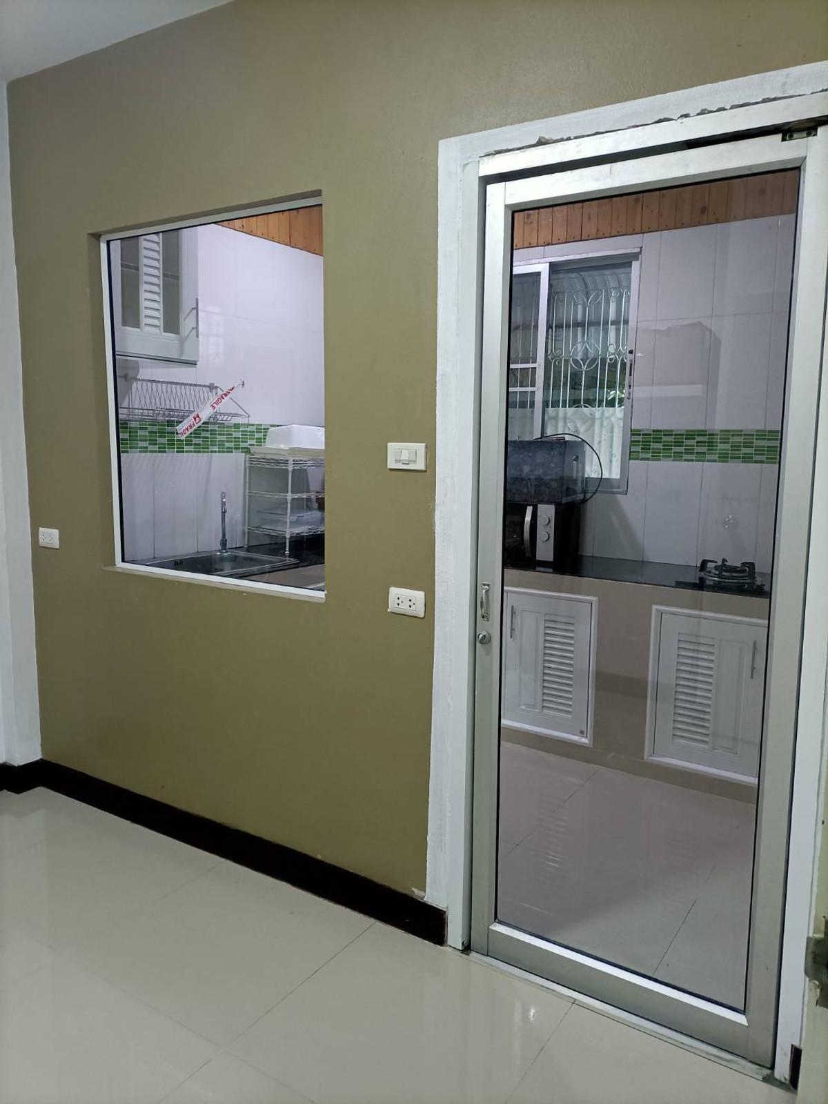 For RentHouseNonthaburi, Bang Yai, Bangbuathong : Corner townhome, 4 bedrooms, 2 bathrooms, kitchen. Located on Soi Wat Lad Pladuk, 5 minutes from Kanchanaphisek Road.