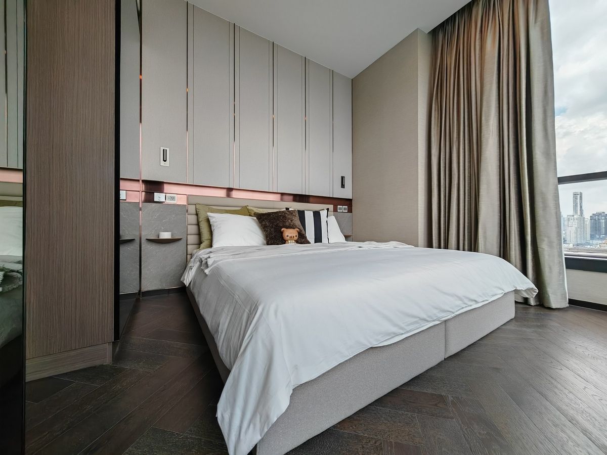 For RentCondoSukhumvit, Asoke, Thonglor : Luxury condo at The Esse Sukhumvit 36, convenient to travel near the BTS Skytrain, have a beautiful decorative room-Furniture furniture. Ready to stay immediately !!