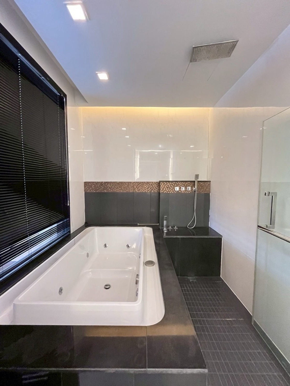 For RentCondoRatchadapisek, Huaikwang, Suttisan : IVY Ampio 2 Bedroom 80SQ.M Ready to rent. Contact 084-979-2464☎️