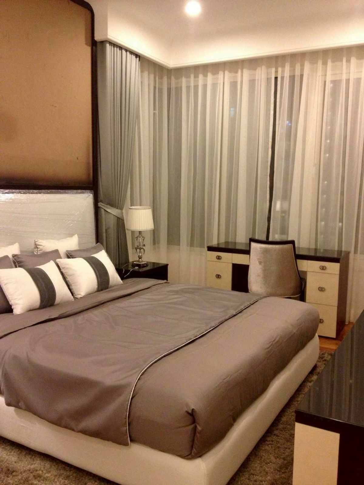 ให้เช่าคอนโดวิทยุ ชิดลม หลังสวน : ❖ Rare Unit ❖ ชั้น 15+ ขนาด 85.00 ตร.ม. | 2 ห้องนอน ตกแต่งพร้อมเข้าอยู่ | คอนโดใกล้ BTS ราชดำริ 2 นาที, BTS ชิดลม 4 นาที