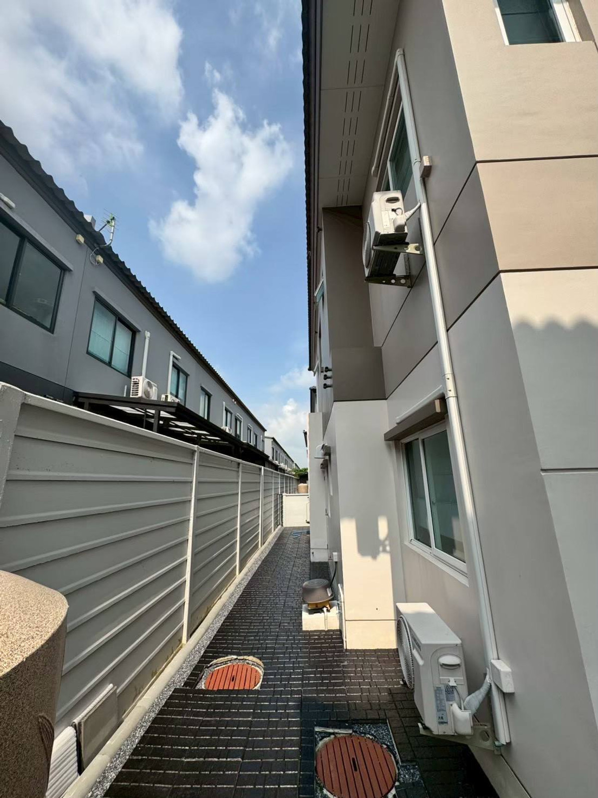 ให้เช่าบ้านปทุมธานี รังสิต ธรรมศาสตร์ : บ้าน type ใหญ่ 4 ห้องนอน 3 ห้องน้ำ แอร์ครบ ม่านครบ เอาเฟอร์หรือไม่เอาบอกได้