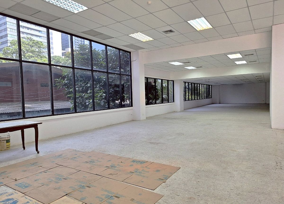 ให้เช่าร้านค้า/ตลาดนัดพระราม 9 เพชรบุรีตัดใหม่ RCA : พื้นที่ร้านค้าริมถนนพระราม 9 เหมาะทำธุรกิจทุกประเภท ** NO CO-AGENT **