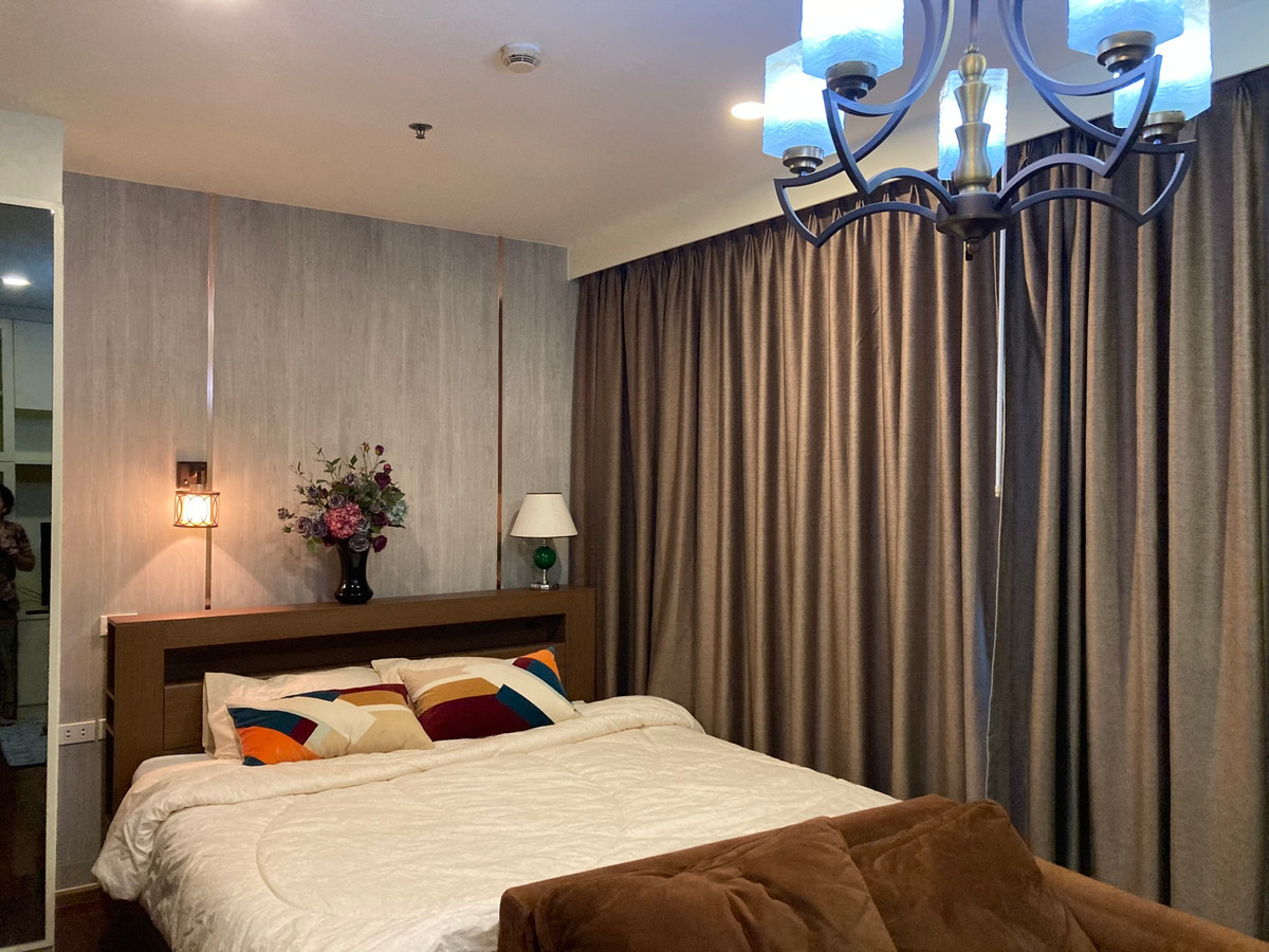 For RentCondoSukhumvit, Asoke, Thonglor : Direct Skywalk to BTS! 1-BR with Working Desk @Noble Remix. 23rd Floor, Closed Kitchen.