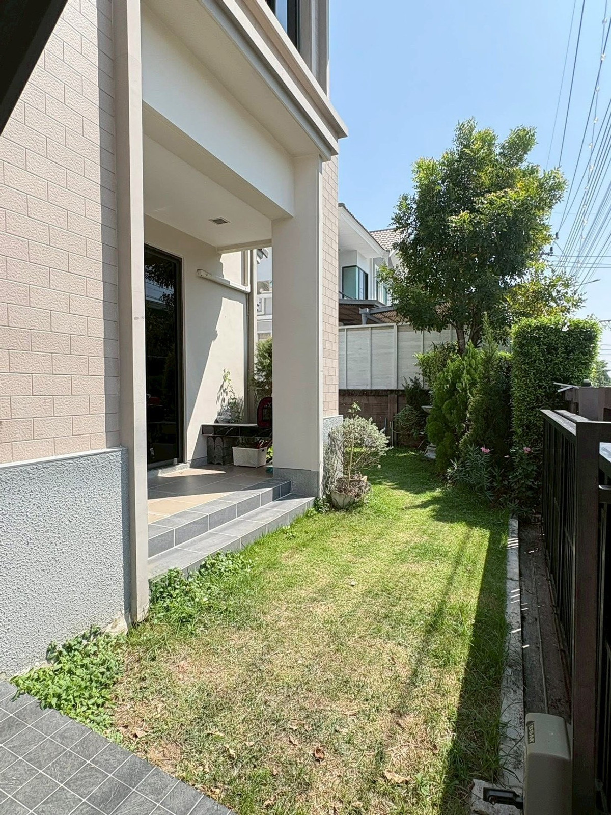 For RentHousePathum Thani,Rangsit, Thammasat : house with 4 bedrooms and 5 bathrooms, near Future Park Rangsit and Pathum Thani city center, located on Highway 345. Fully furnished and ready to move in.