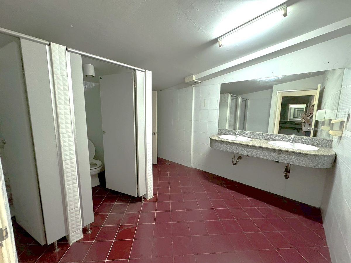 ให้เช่าร้านค้า/ตลาดนัดพระราม 9 เพชรบุรีตัดใหม่ RCA : พื้นที่ร้านค้าริมถนนพระราม 9 เหมาะทำธุรกิจทุกประเภท ** NO CO-AGENT **