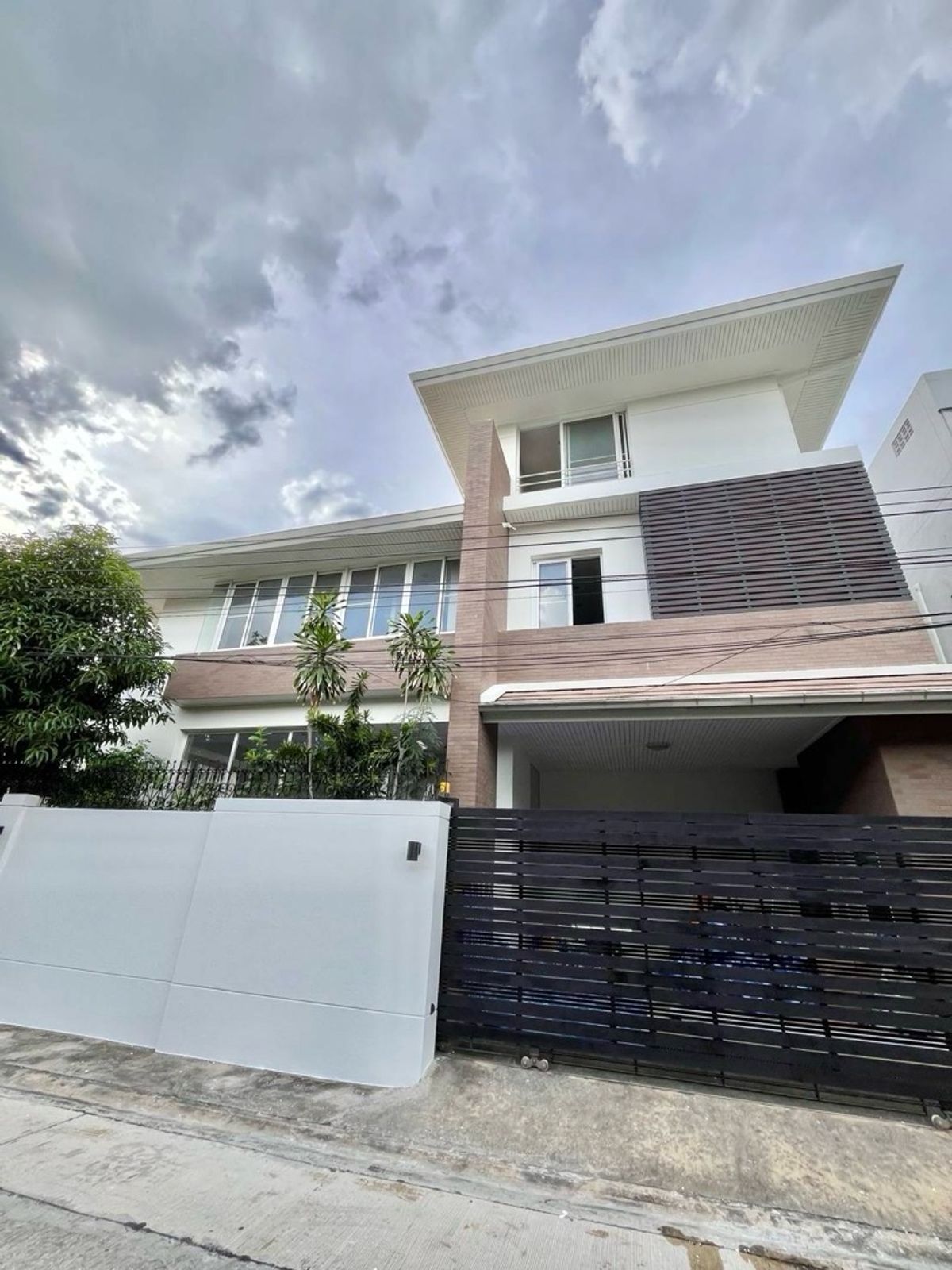 ให้เช่าบ้านรัชดา ห้วยขวาง : Rental : Luxury House in Ratchada - Huakwang , 5 + 1 Beds 6 Bath , 1 Maid Room , 2 Parking Lot 

🔥🔥Rental Price : 250,000 THB / Month 🔥🔥

#Singlehouse
#Fullfurnished 
#Electricity 
#PSLiving 
📌Refrigerator
📌Airconditioner
📌Microwave
📌Water Heater
